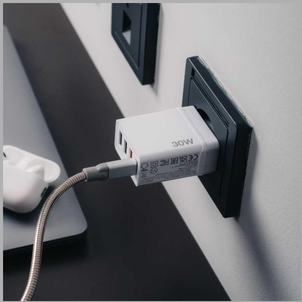 Verbatim 49701 CHR-30 30W 4 Bağlantı Noktalı USB Duvar Şarj Cihazı - Beyaz 1 x USB-C PD 20W / 1 x U