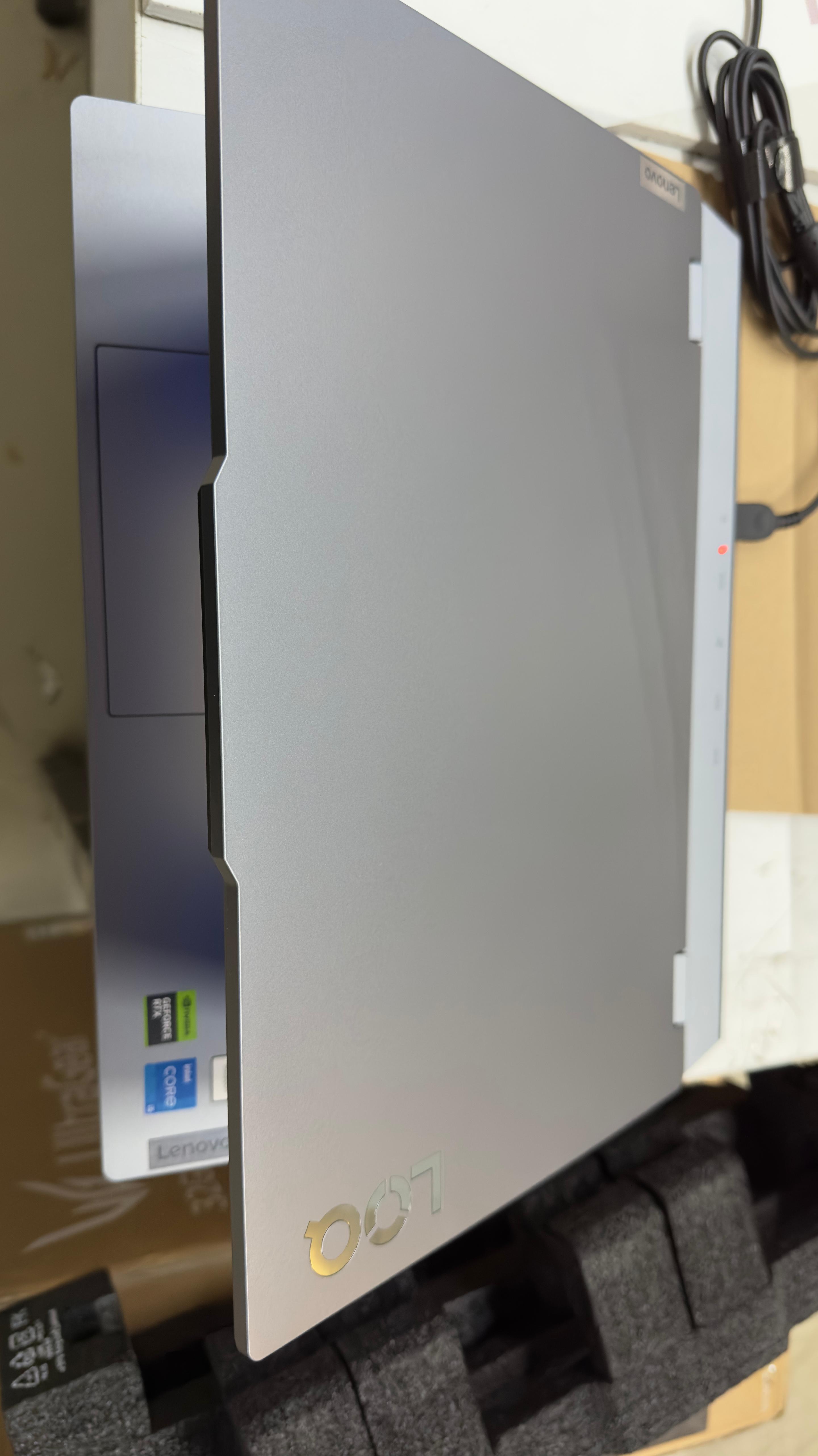 OUTLET Lenovo LOQ 15IRX9 İntel Core i5 13450HX 16GB 1TB SSD RTX 4050 (105W) 6GB 15.6'' FHD 144Hz Freedos Taşınabilir Bilgisayar 83DV009BTR