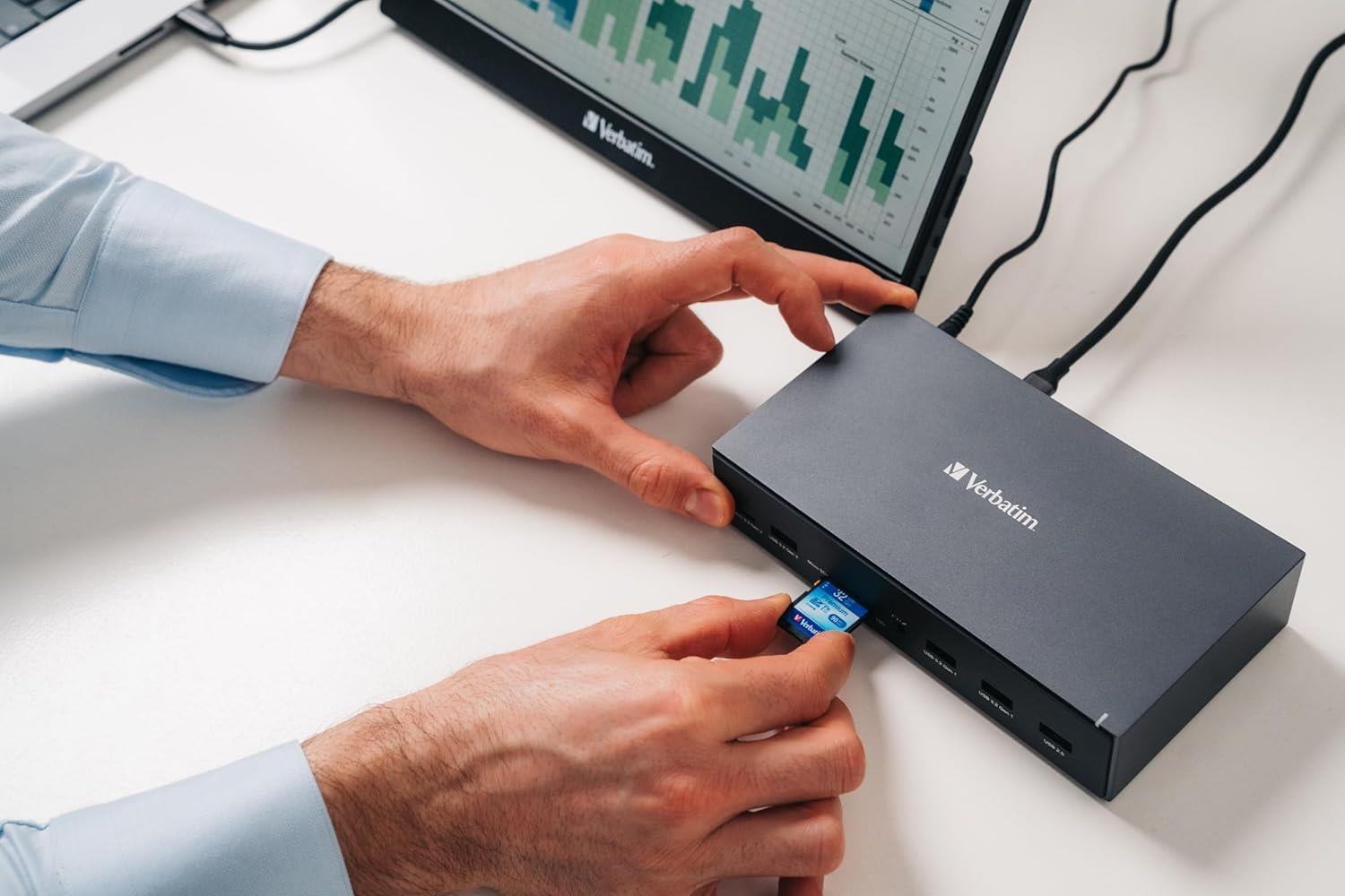 Verbatim USB-C Pro Docking Station, 17'si 1 arada Hub, HDMI 4K ve 8K, USB-A ve USB-C, PD 100 W, AUX, kart okuyucu