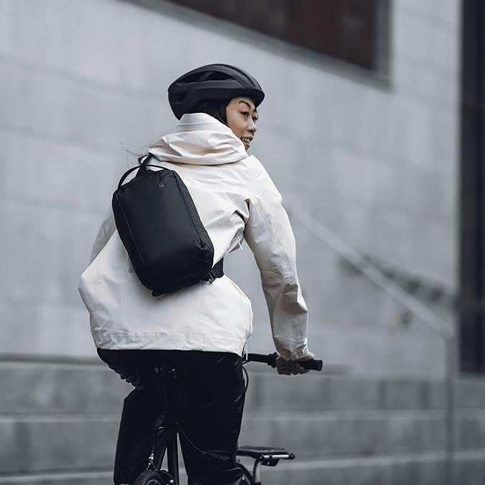 Thule Tact 8L Çapraz Askılı Çanta, Siyah