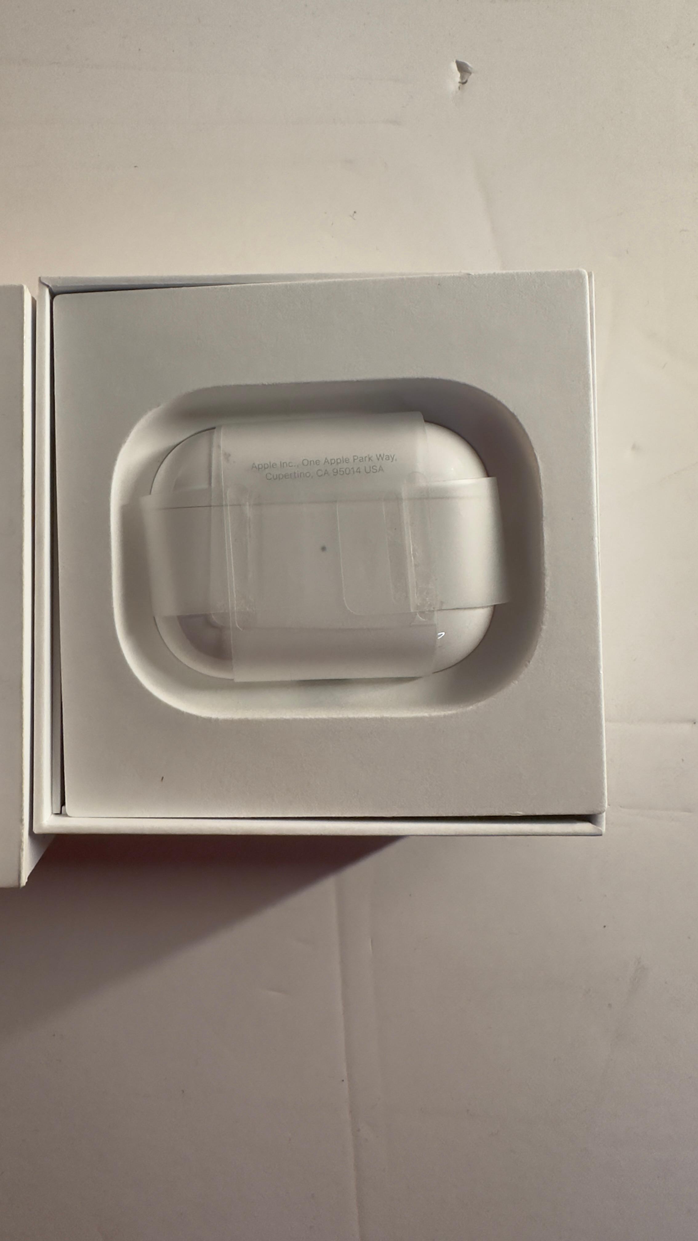 OUTLET Apple AirPods Pro (2. nesil) ve MagSafe Şarj Kutusu (USB-C) 
