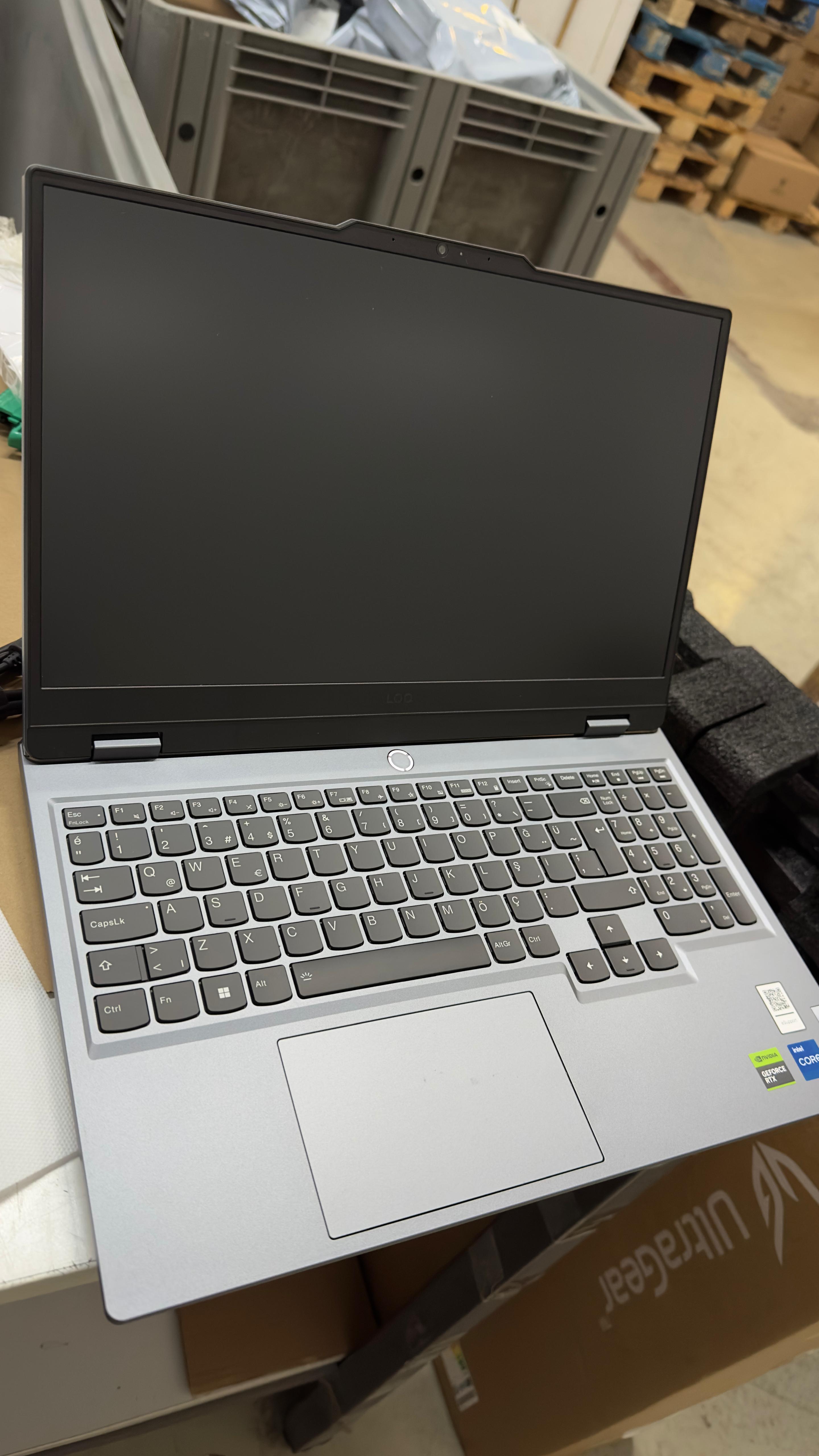 OUTLET Lenovo LOQ 15IRX9 İntel Core i5 13450HX 16GB 1TB SSD RTX 4050 (105W) 6GB 15.6'' FHD 144Hz Freedos Taşınabilir Bilgisayar 83DV009BTR