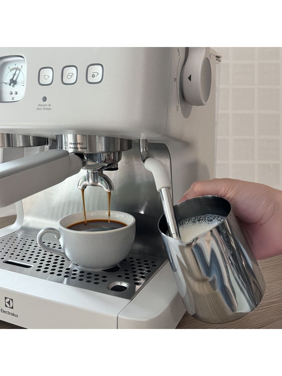 Electrolux E8EC1-8SW Yarı Otomatik Espresso Kahve Makinesi