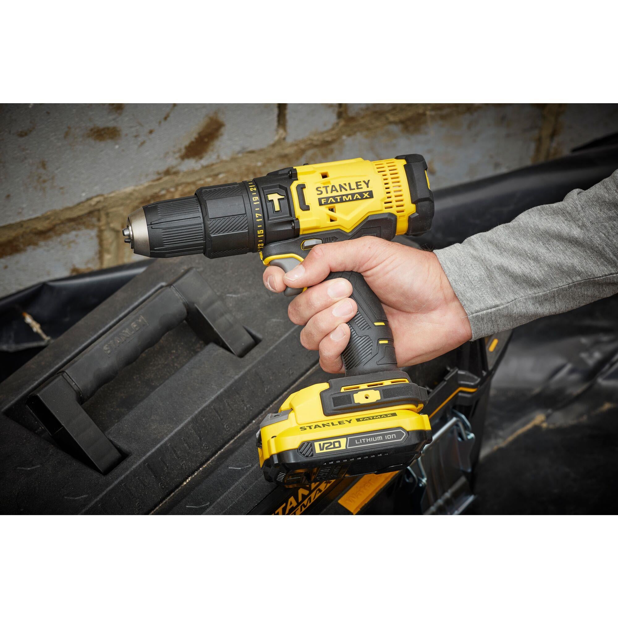 Stanley 18 V Çift Akülü 1.5 Ah Darbeli Matkap - SCD711C2K