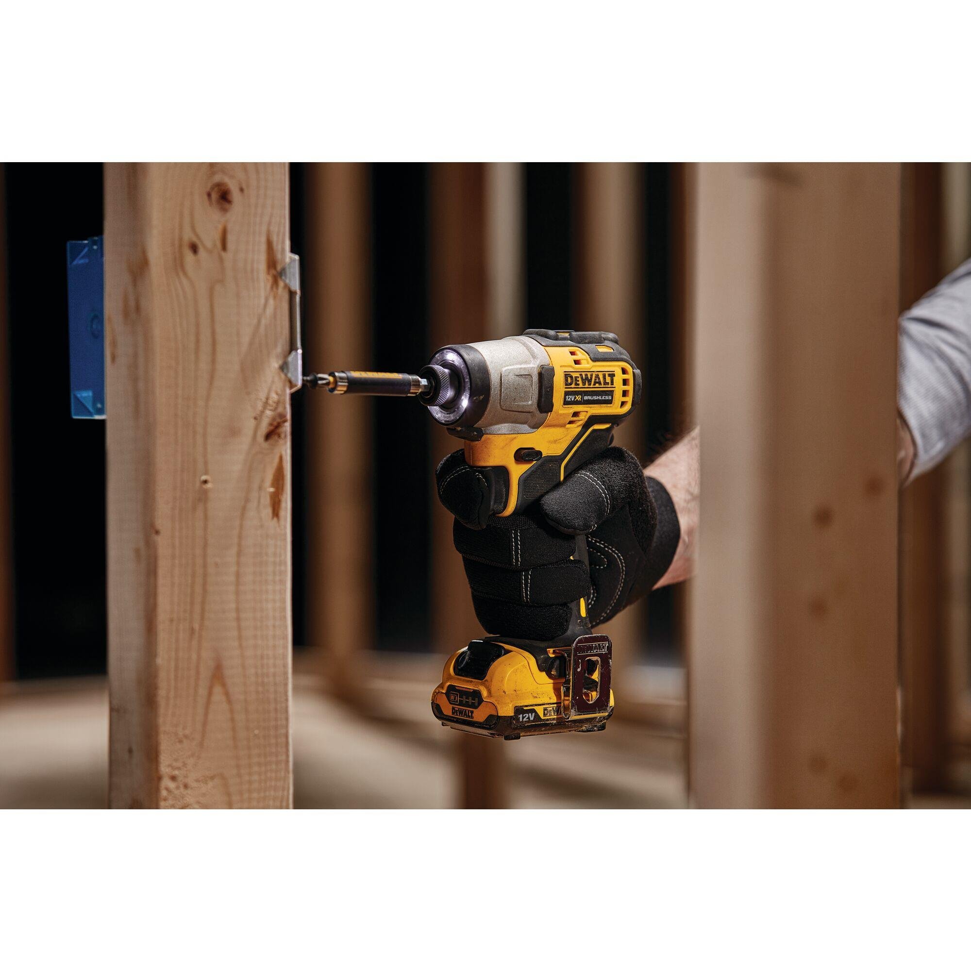Dewalt 12V 2.0AH Kömürsüz Çift Akülü Darbeli Vidalama Makinesi - DCF801D2-QW