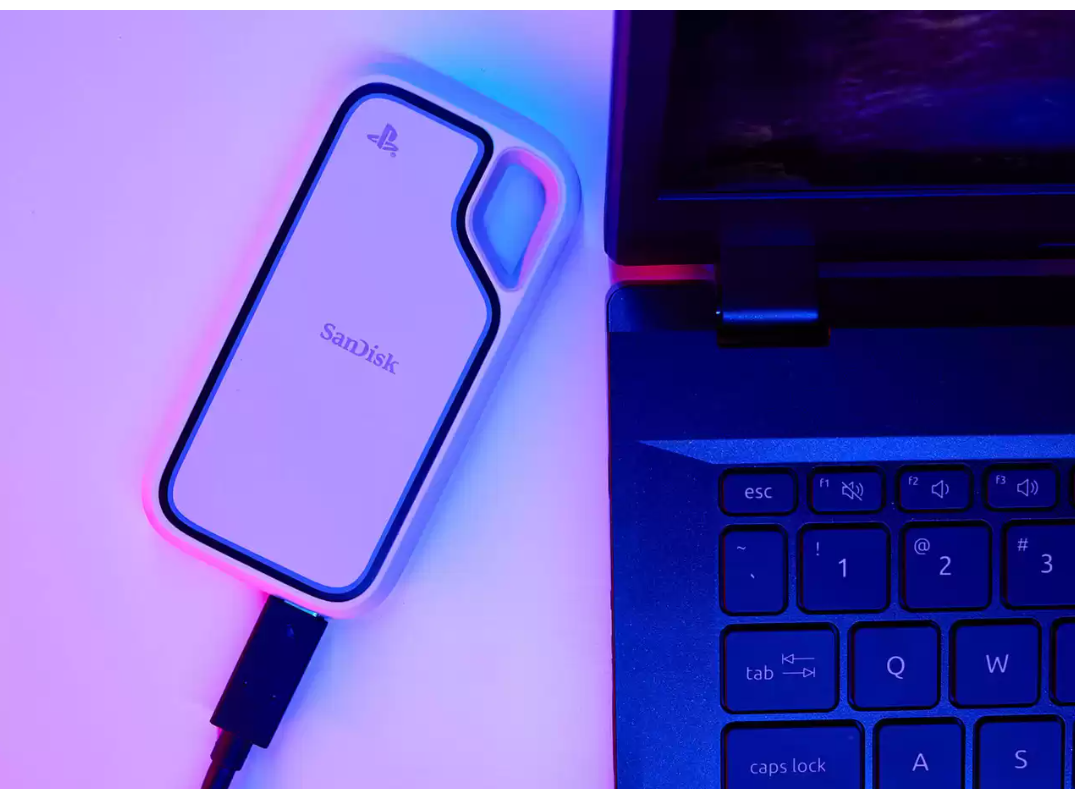 SanDisk Extreme 1TB 1000MB/s USB 3.2 Gen 2 PlayStation 5 ve PC Uyumlu Resmi Lisanslı Taşınabilir SSD SDSSDE62P-1T00-G25