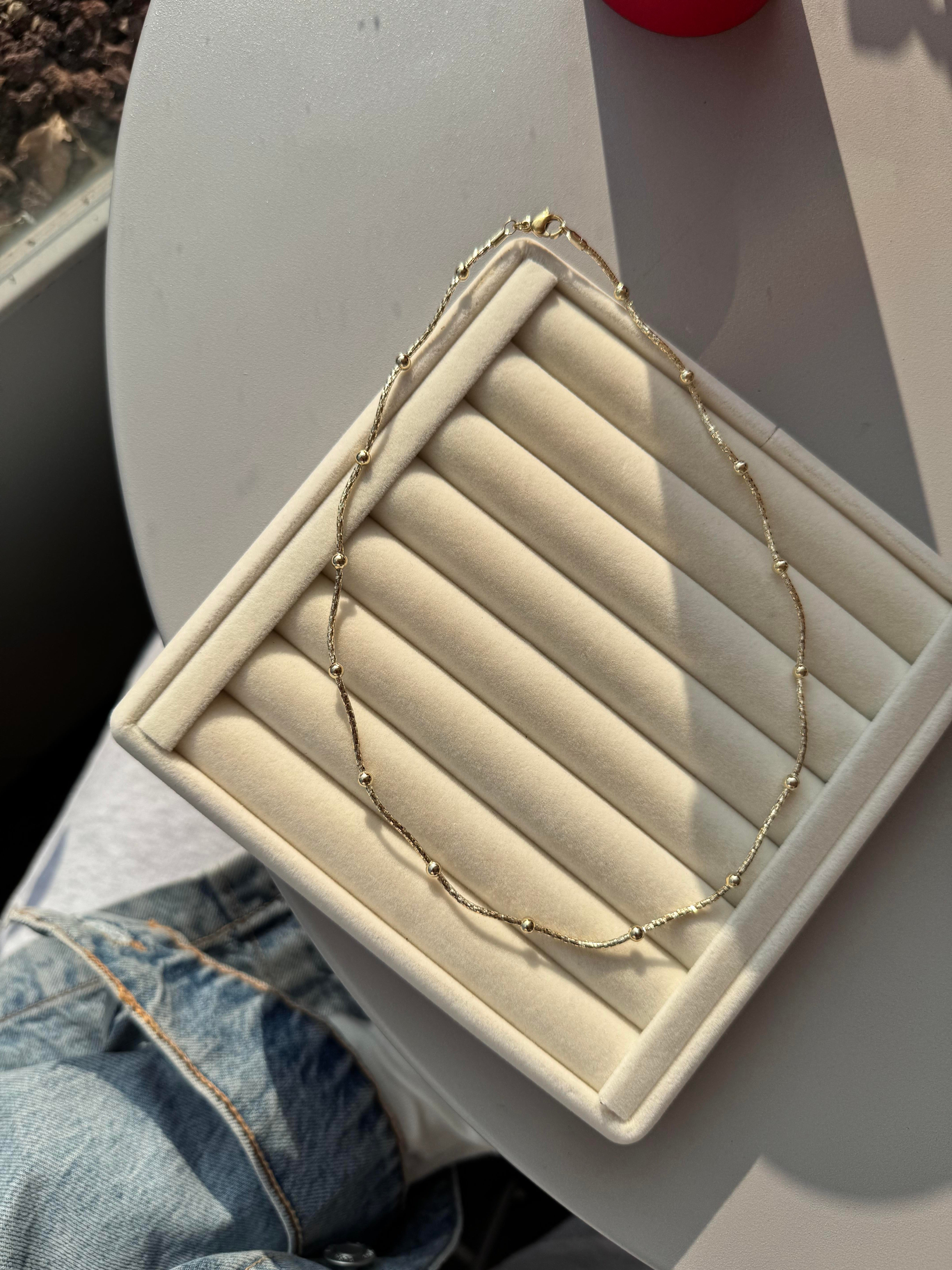 Gold kıvrımlı topcuk tel Kolye