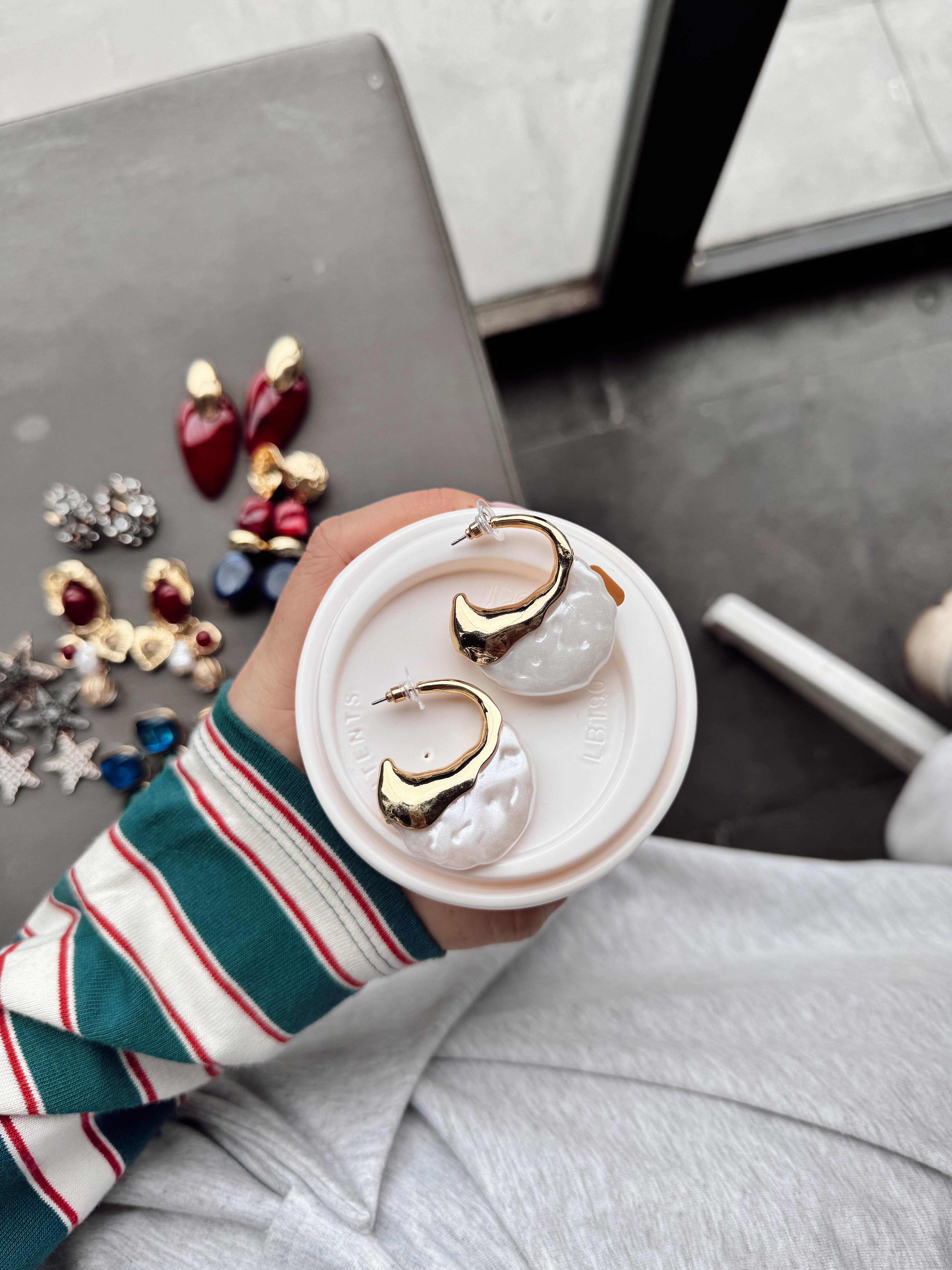 Gold ve sedef detaylı ZARA küpe 