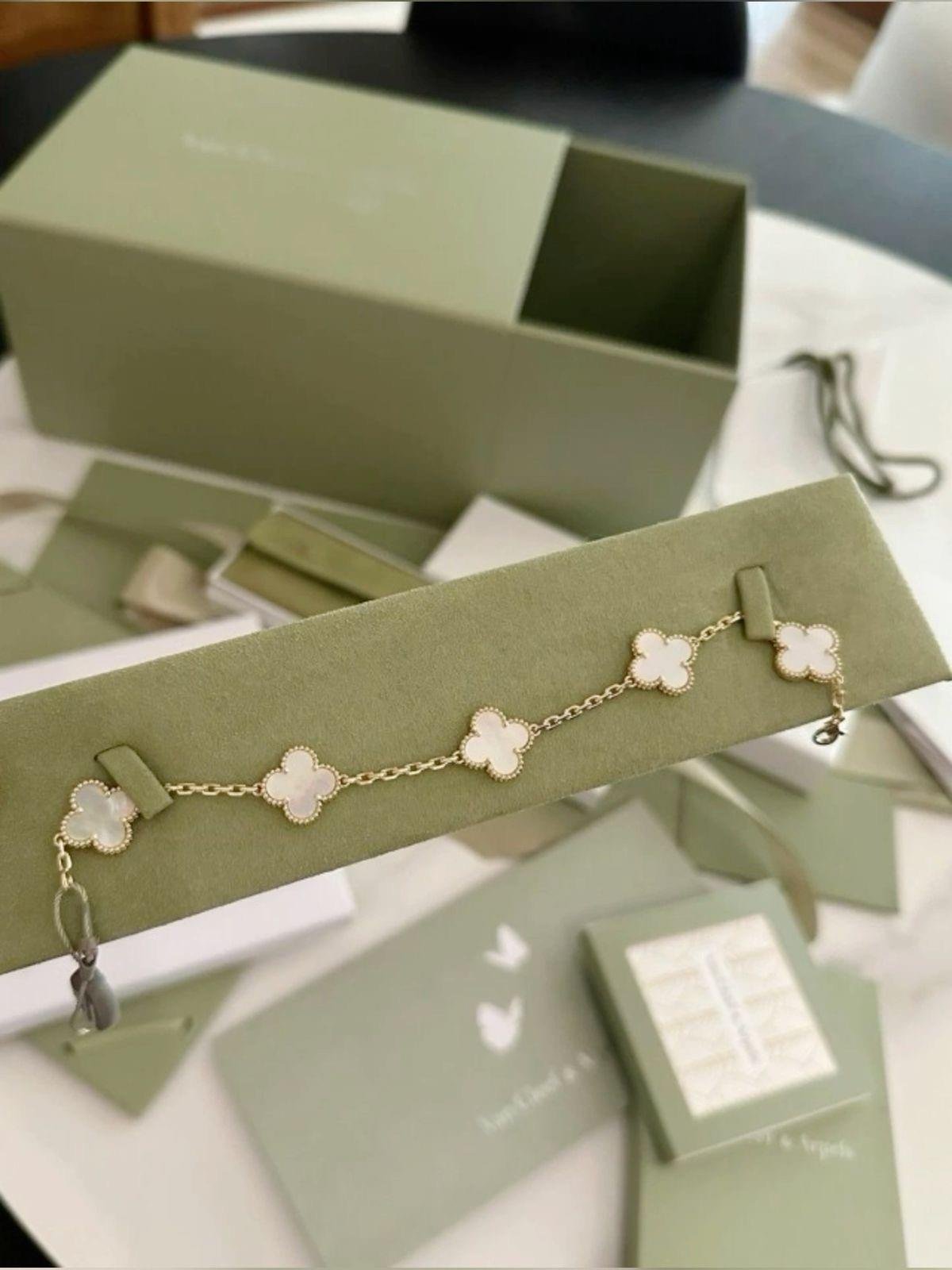 Marka beyaz yonca bileklik