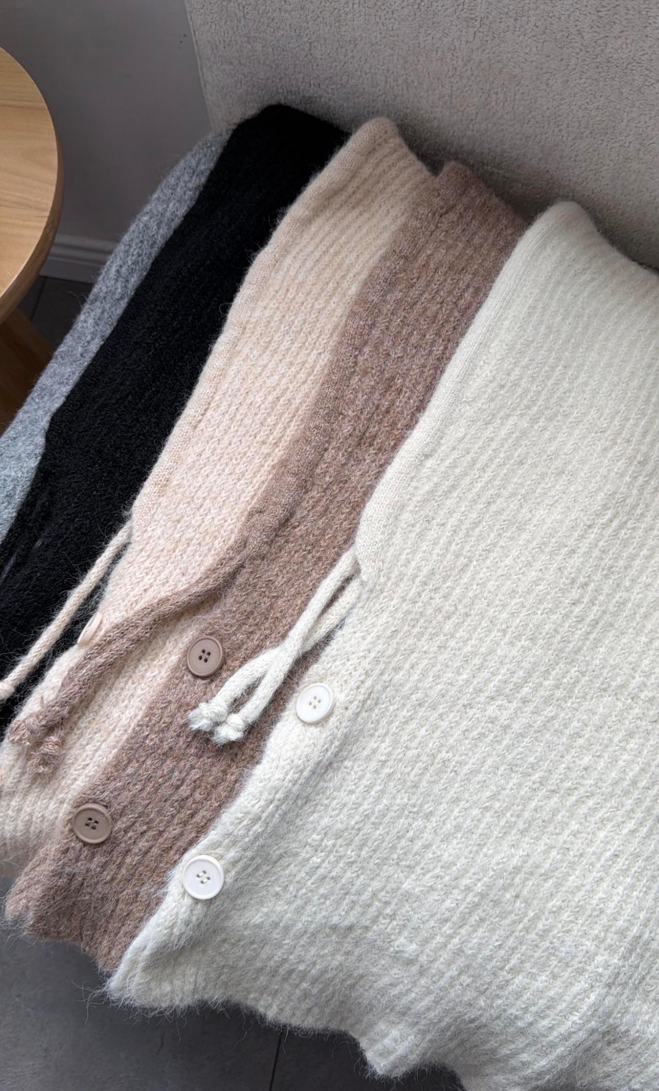 Örgü düğmeli krem renk balaklava  