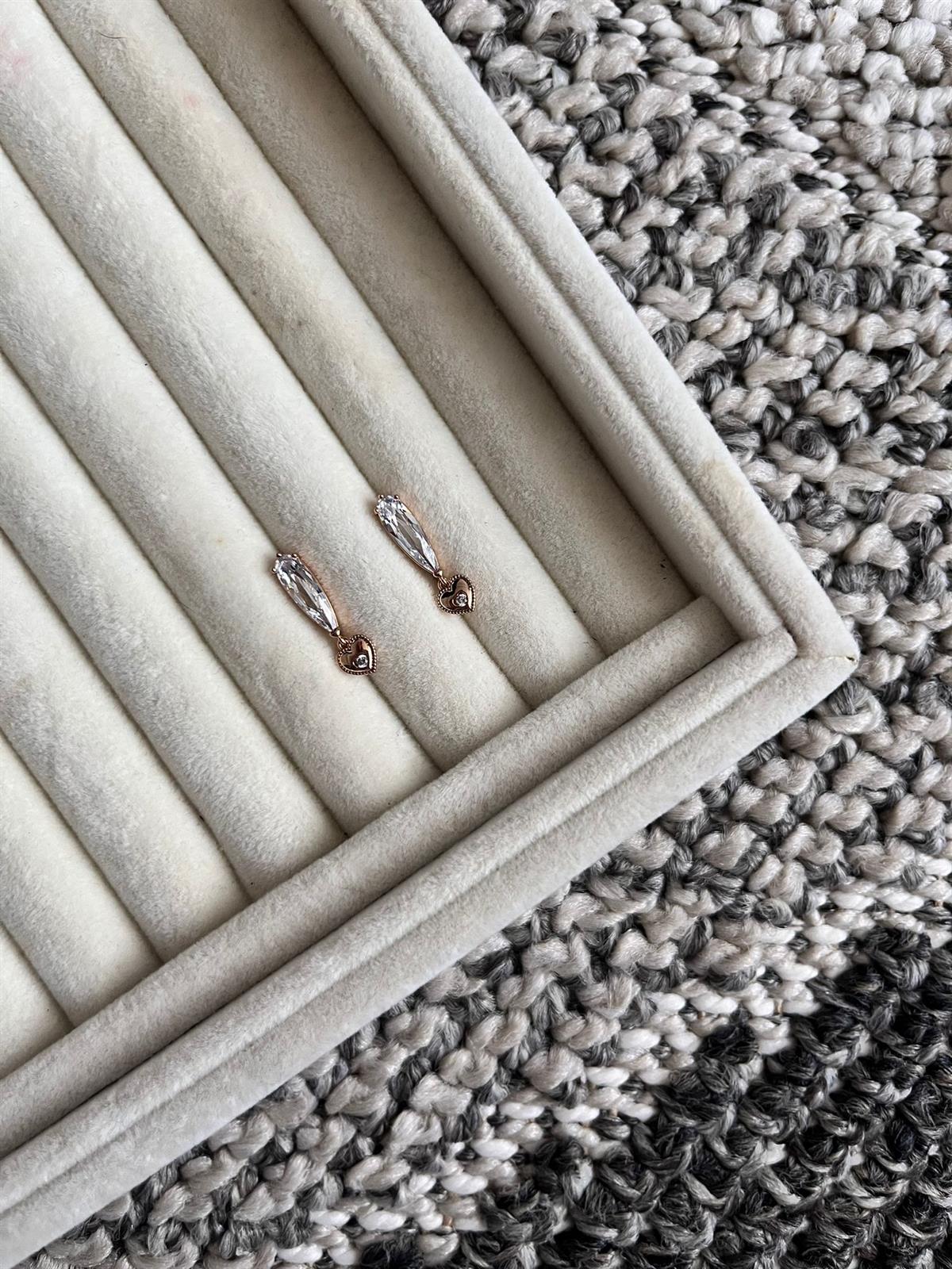 Oval Taş Altı Kalp Vip Küpe