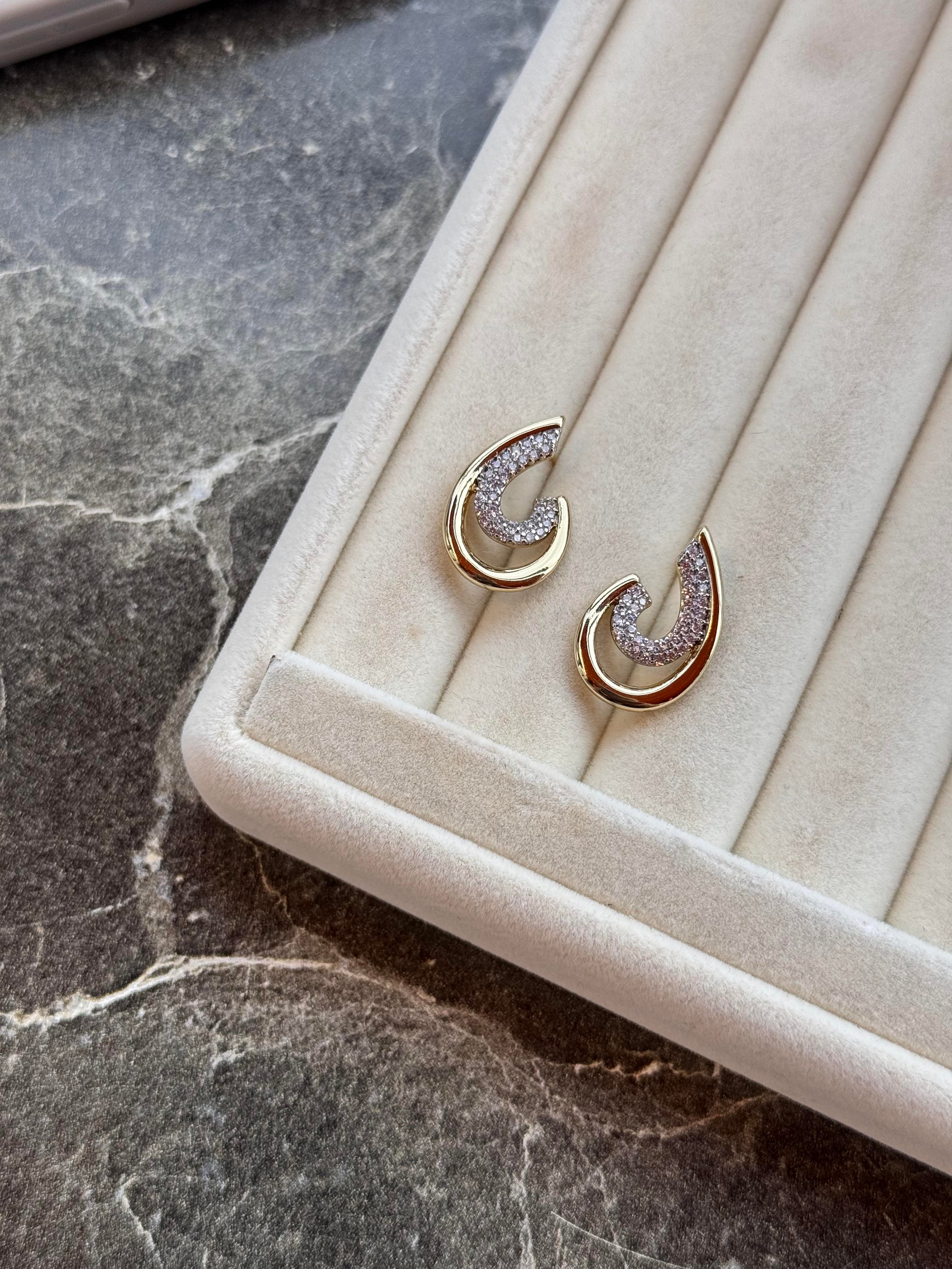 Özel Seri oval gold taşlı küpe