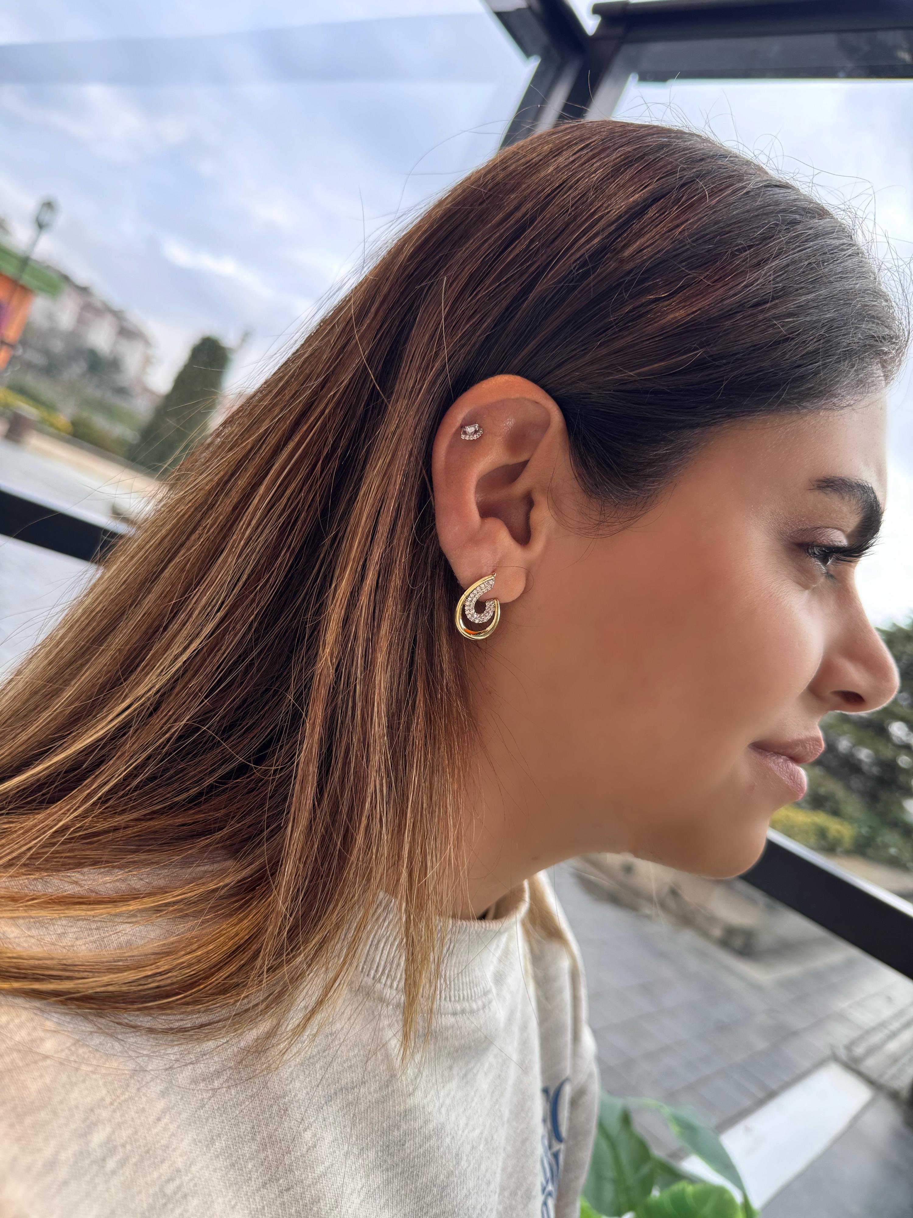 Özel Seri oval gold taşlı küpe