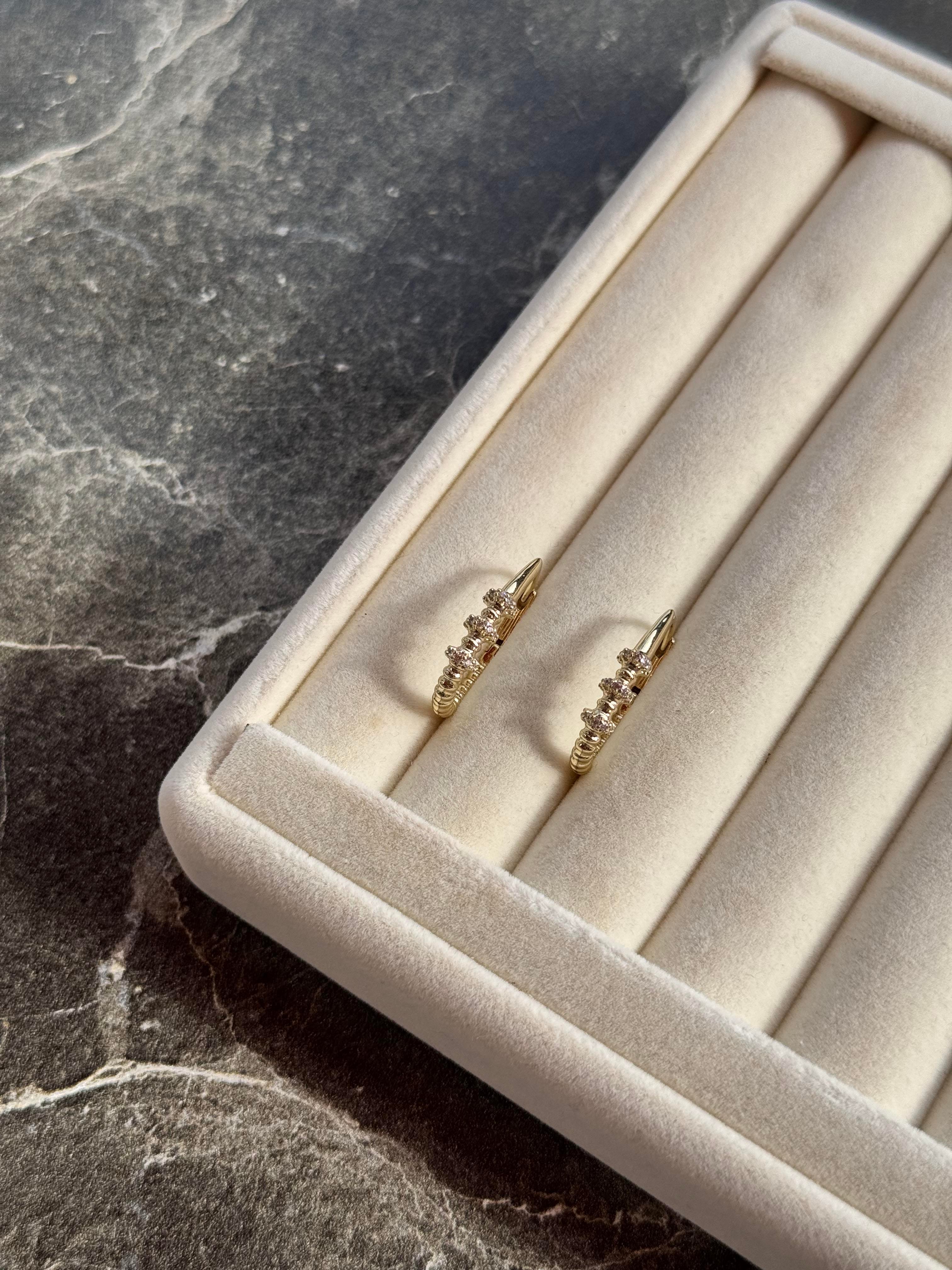 Özel Seri oval taşlı burgu detaylı Küpe