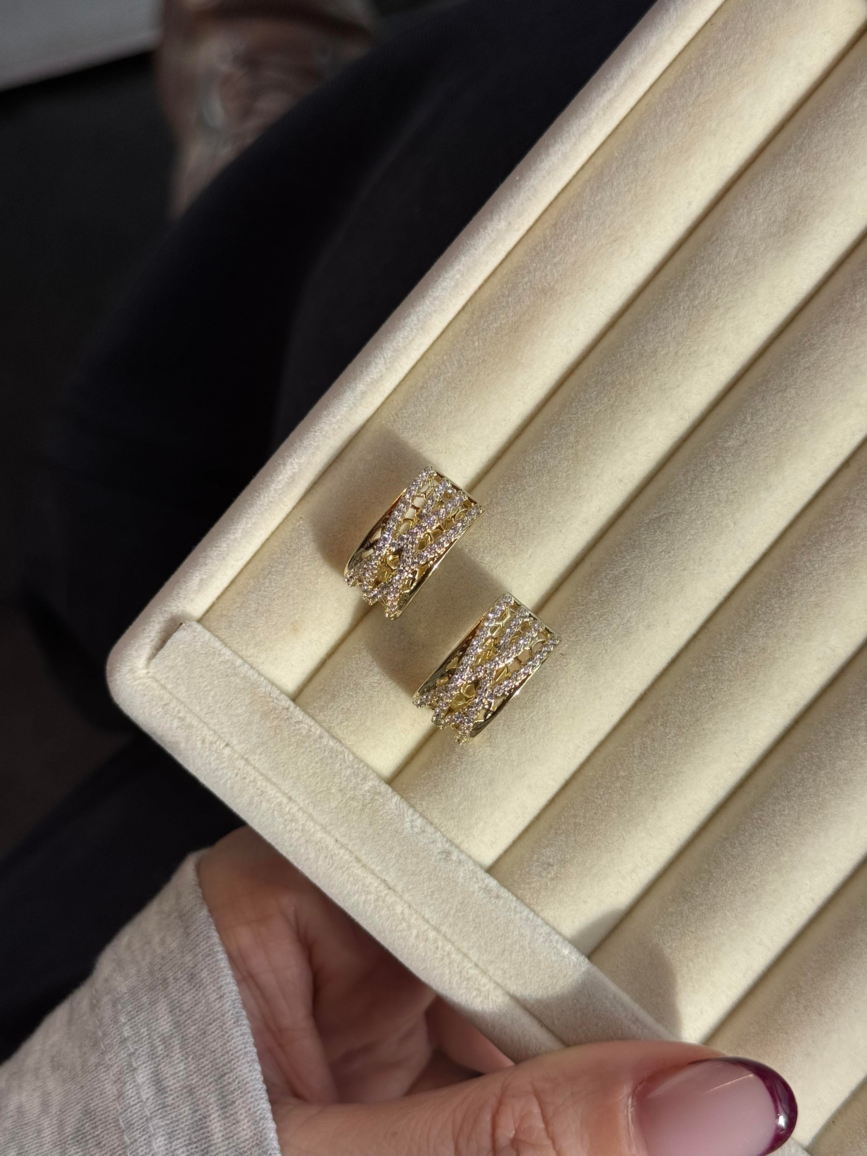 Özel Seri üzeri taşlı Küpe