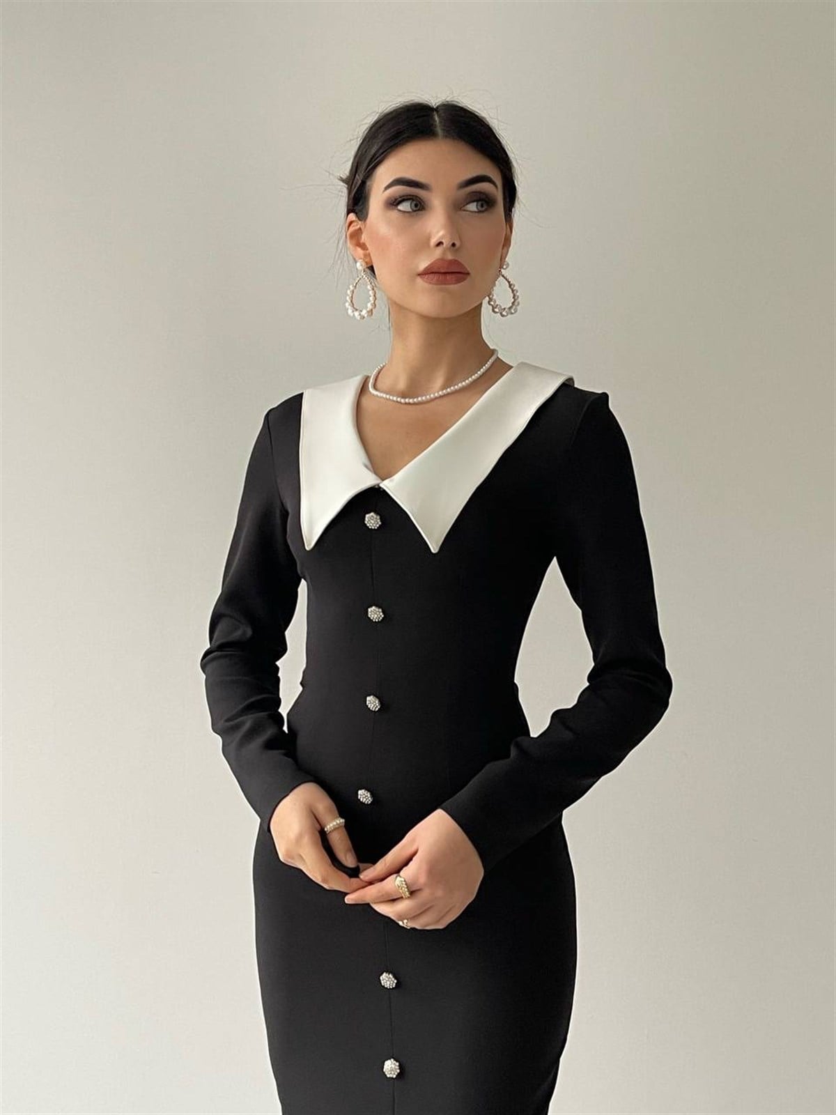 SİVRİ YAKA DÜĞMELİ ELBİSE 