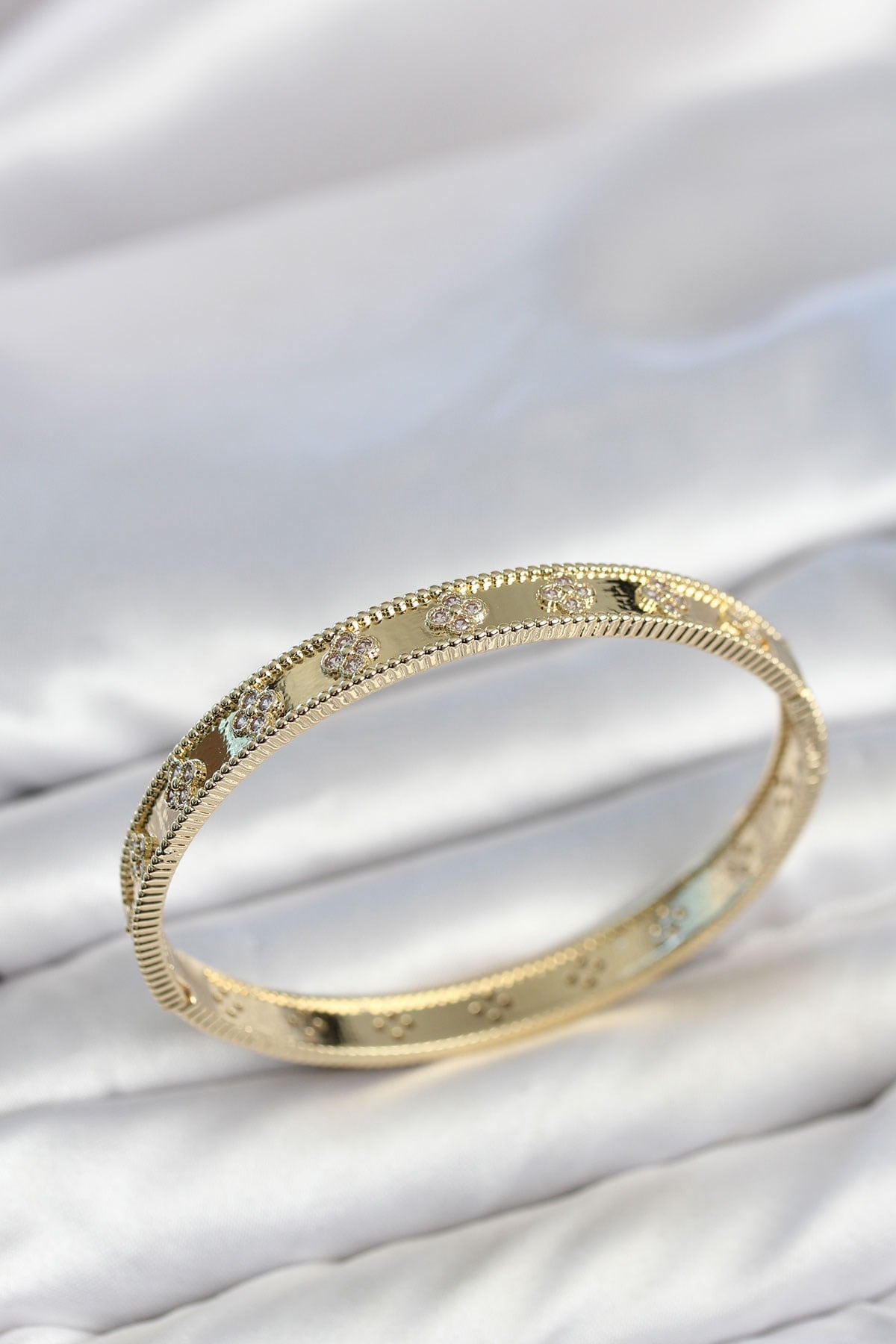 Gold Renk Pirinç Yonca Model Zirkon Taşlı Kadın Kelepçe Bileklik