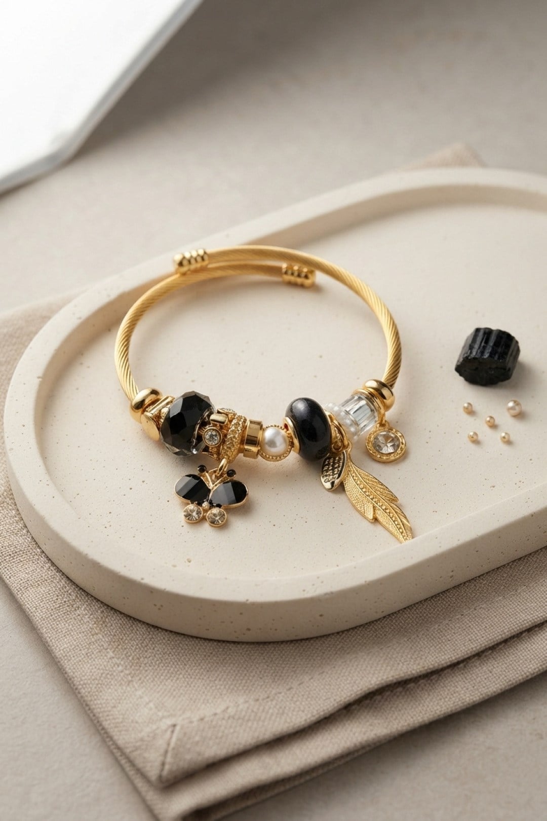 Kelebek Model Gold Renk Siyah Charmlı Bileklik