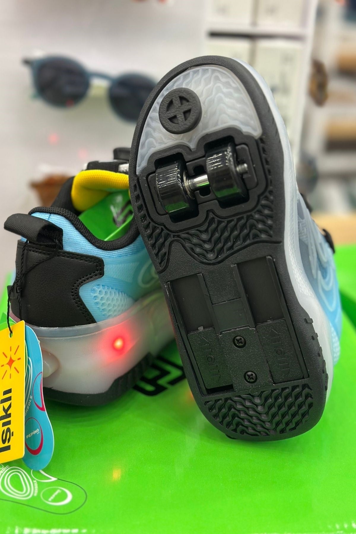 Pepino Erkek Çocuk Şarj Edilebilir 16 MOD RGB LED Işıklı Tekerlekli Patenli Ayakkabı Bas - Çek Butonlu  - Siyah