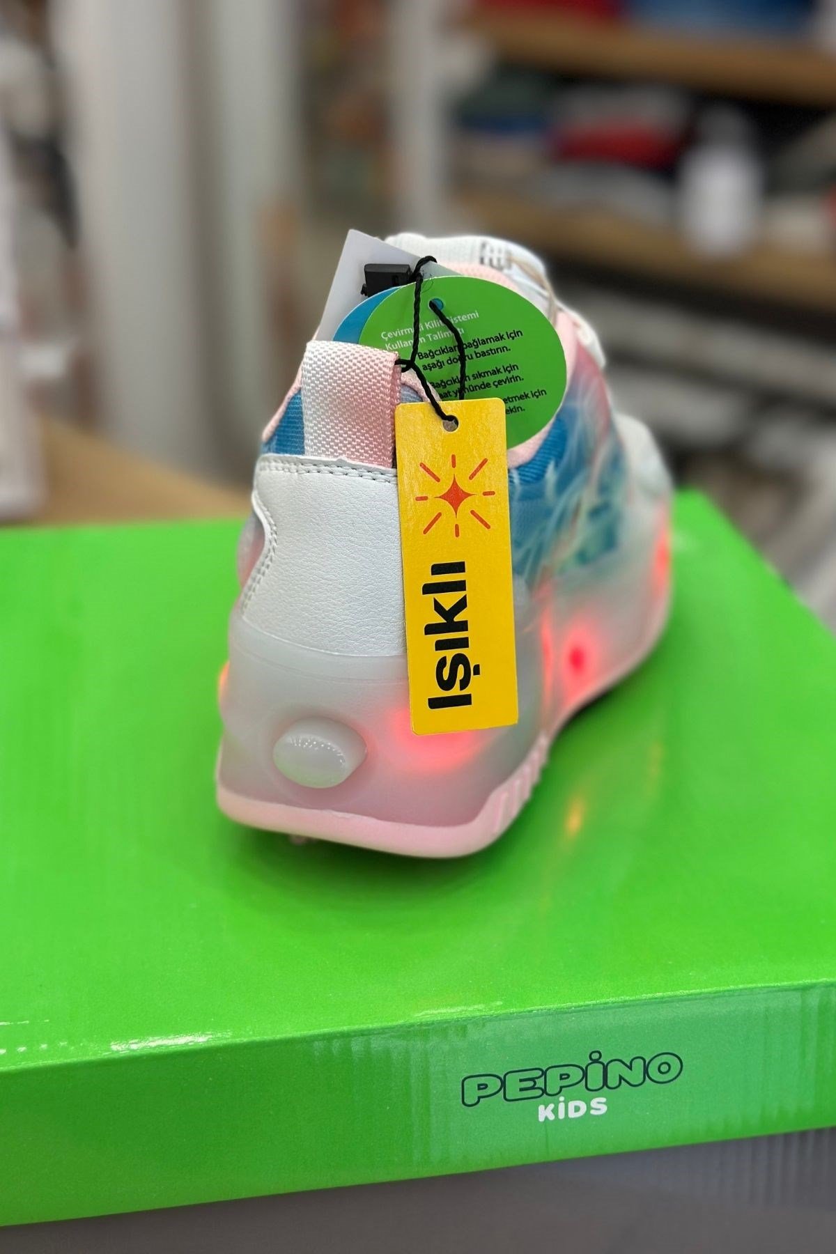 Pepino Kız Çocuk Şarj Edilebilir 16 MOD RGB LED Işıklı Tekerlekli Patenli Ayakkabı Bas - Çek Butonlu  - Pembe