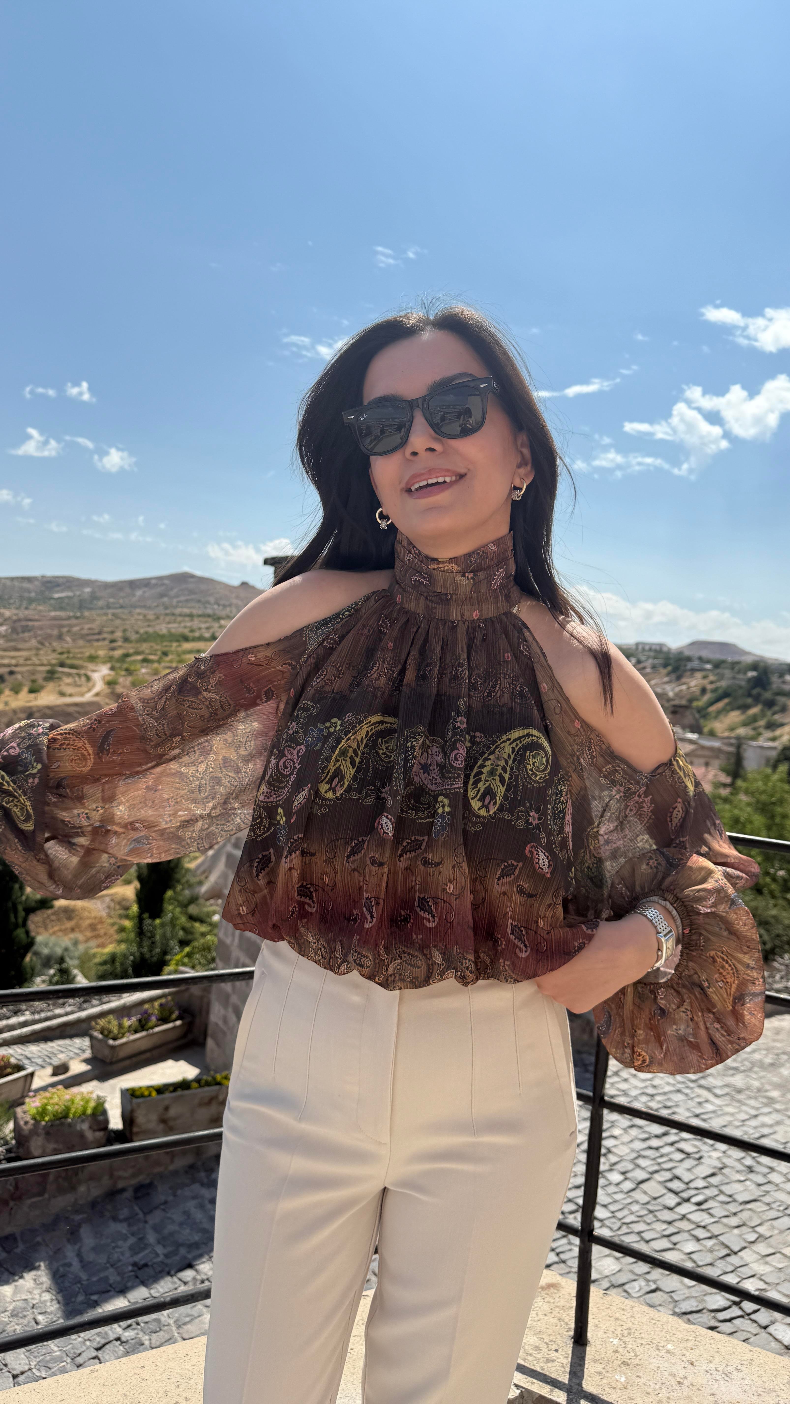 Desenli Şifon Omuz Detaylı Bluz - Kahve 