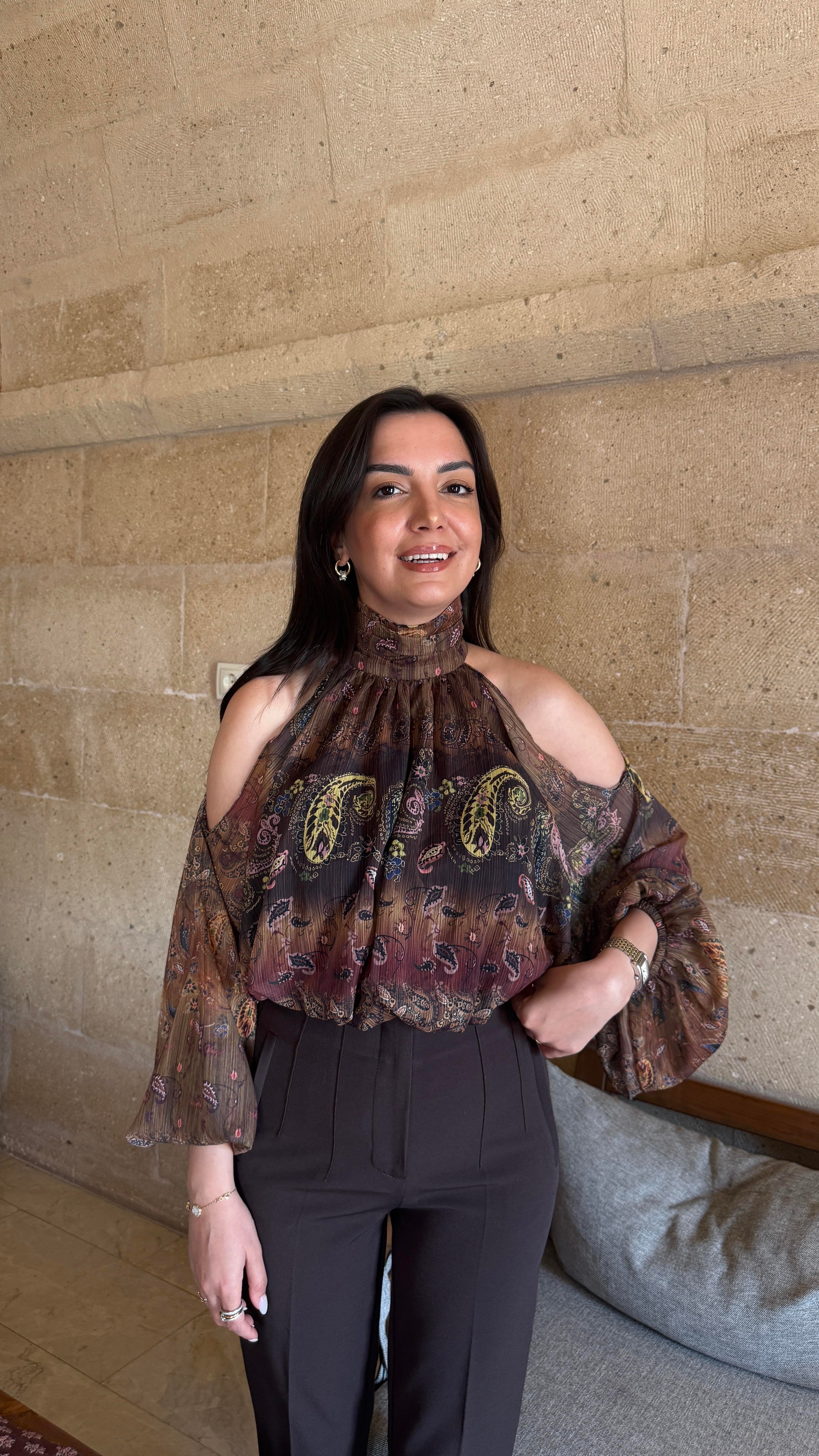 Desenli Şifon Omuz Detaylı Bluz - Kahve 