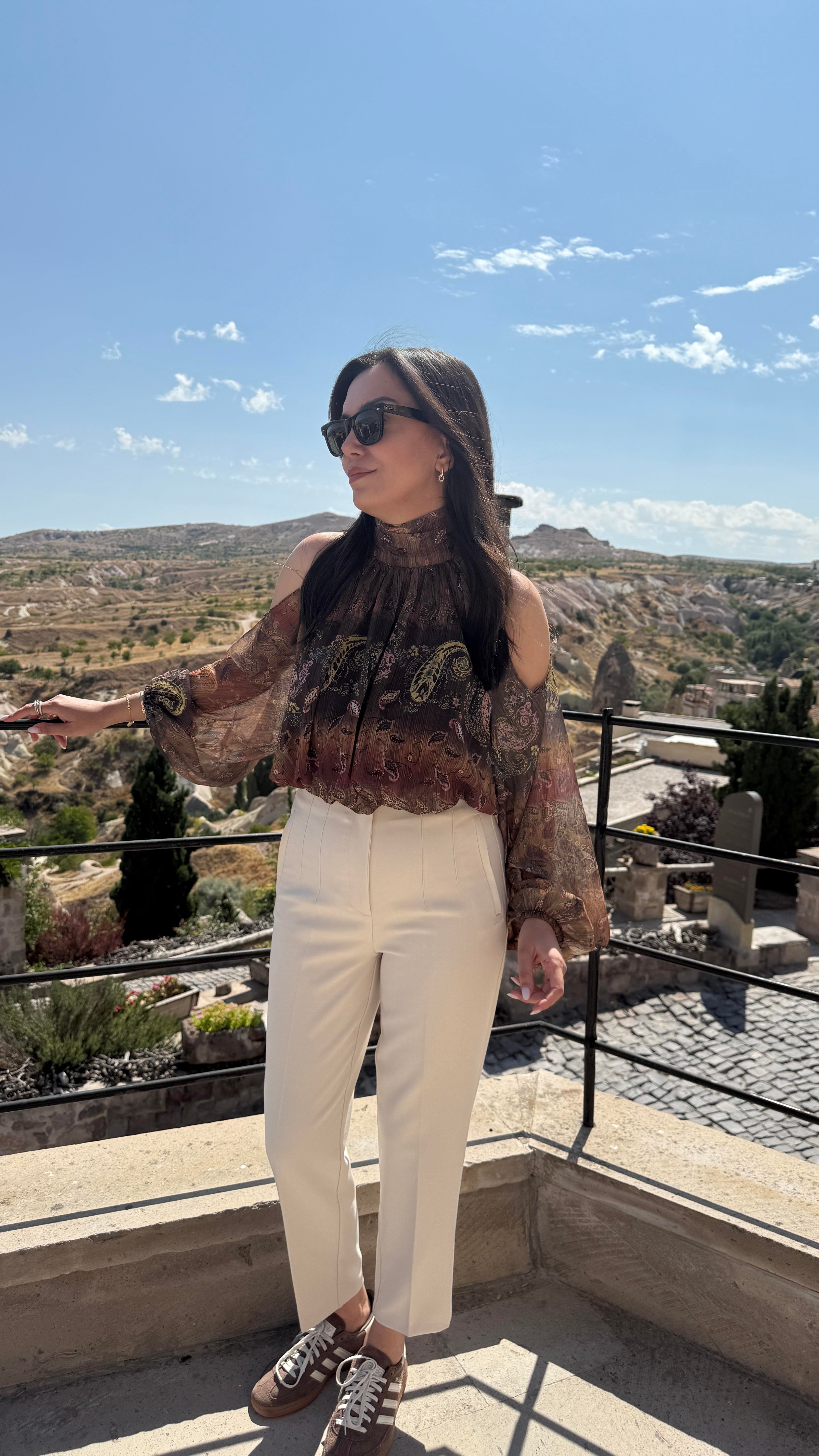 Desenli Şifon Omuz Detaylı Bluz - Kahve 