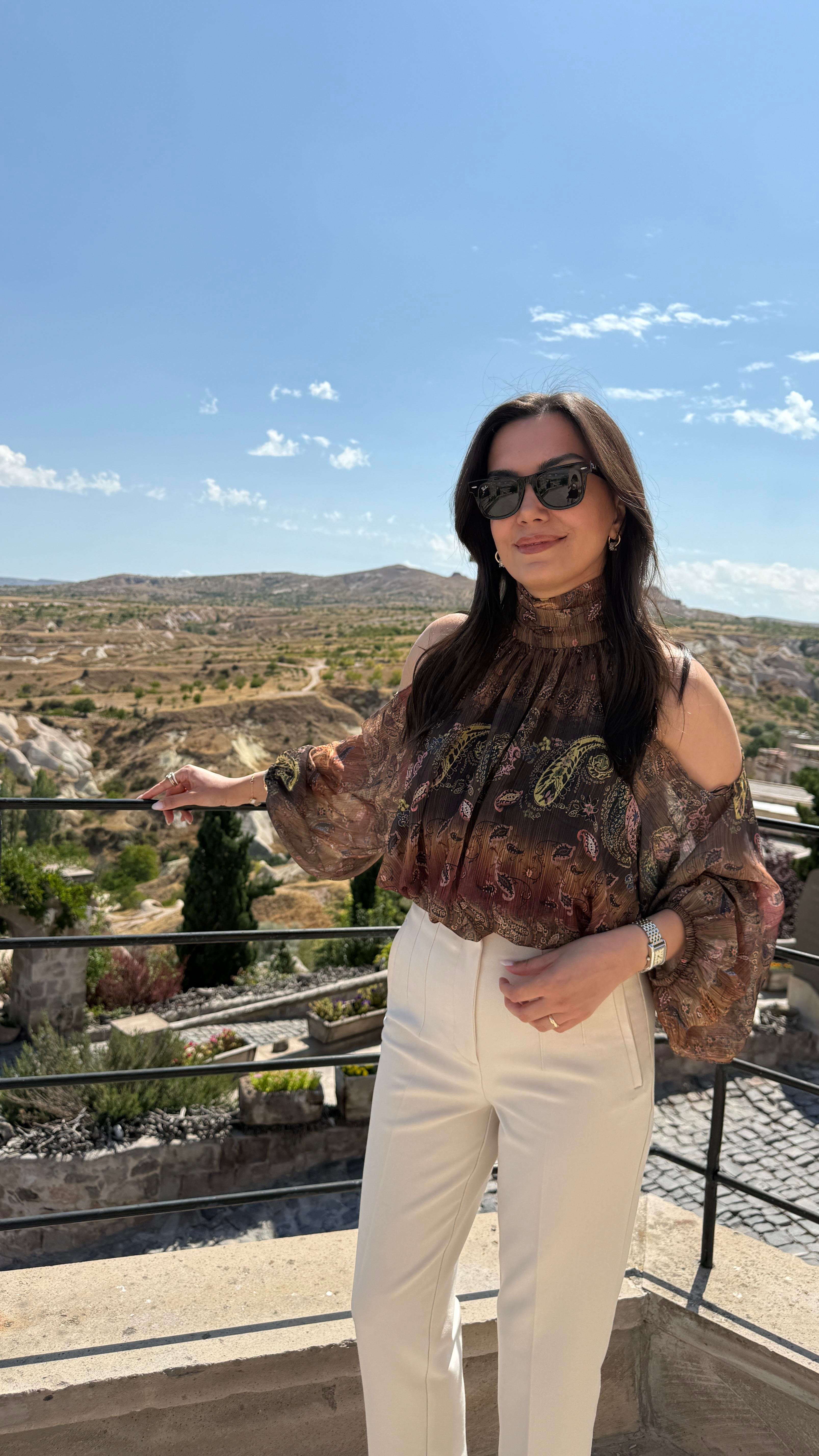 Desenli Şifon Omuz Detaylı Bluz - Kahve 