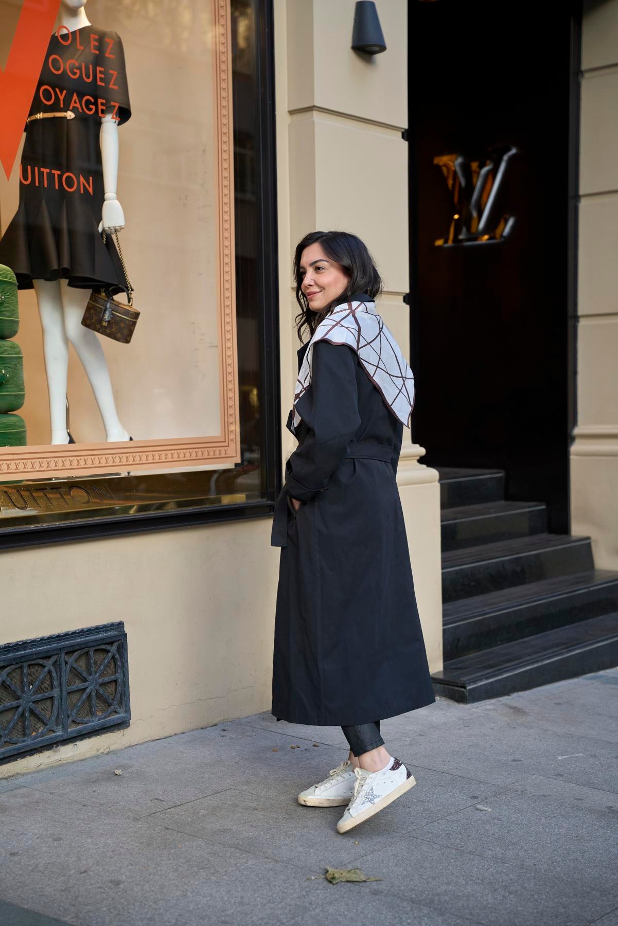 Fular Detaylı Trençkot - Siyah 