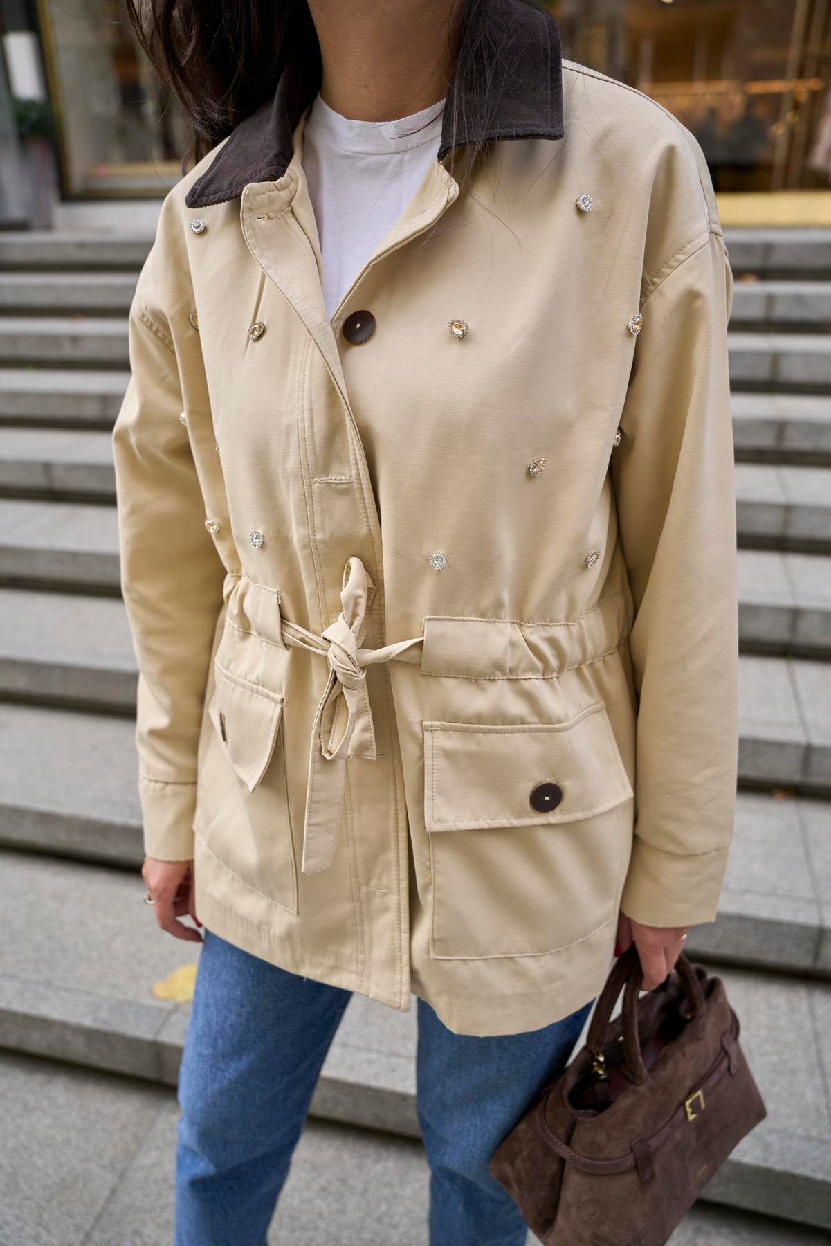 Kadife Yaka Taşlı Bej Ceket 
