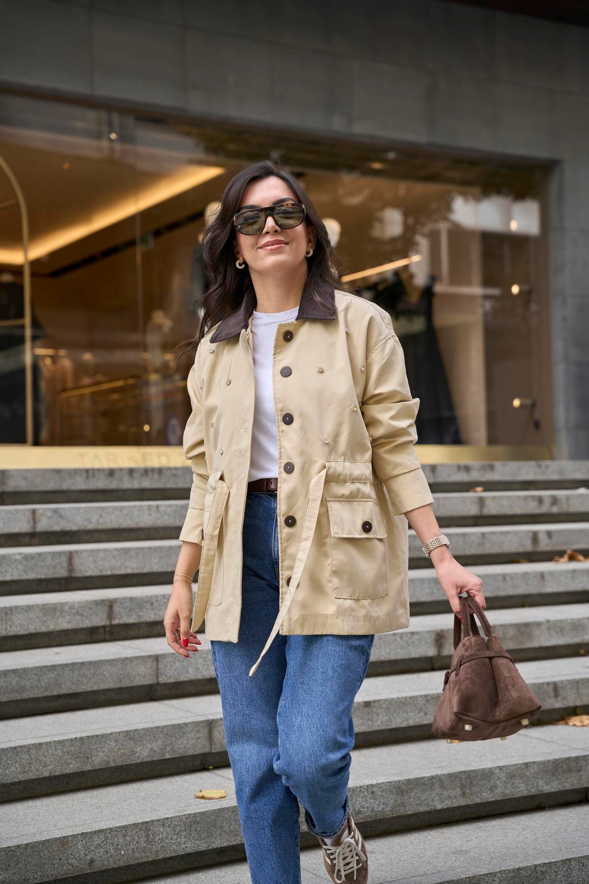 Kadife Yaka Taşlı Bej Ceket 