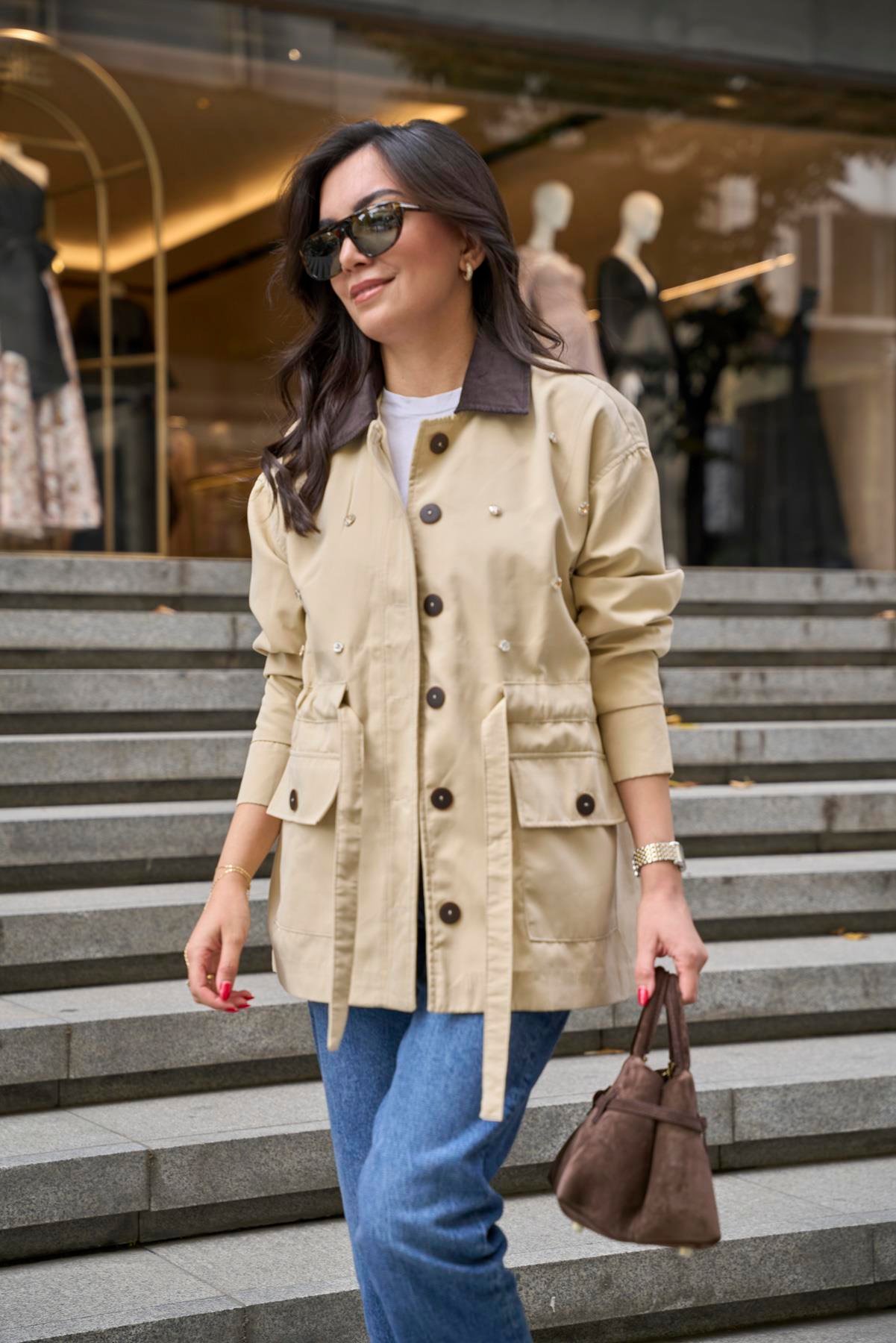 Kadife Yaka Taşlı Bej Ceket 