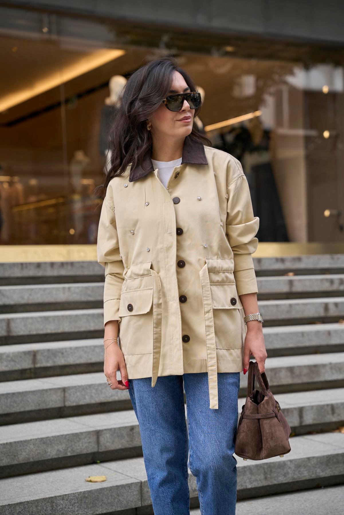 Kadife Yaka Taşlı Bej Ceket 