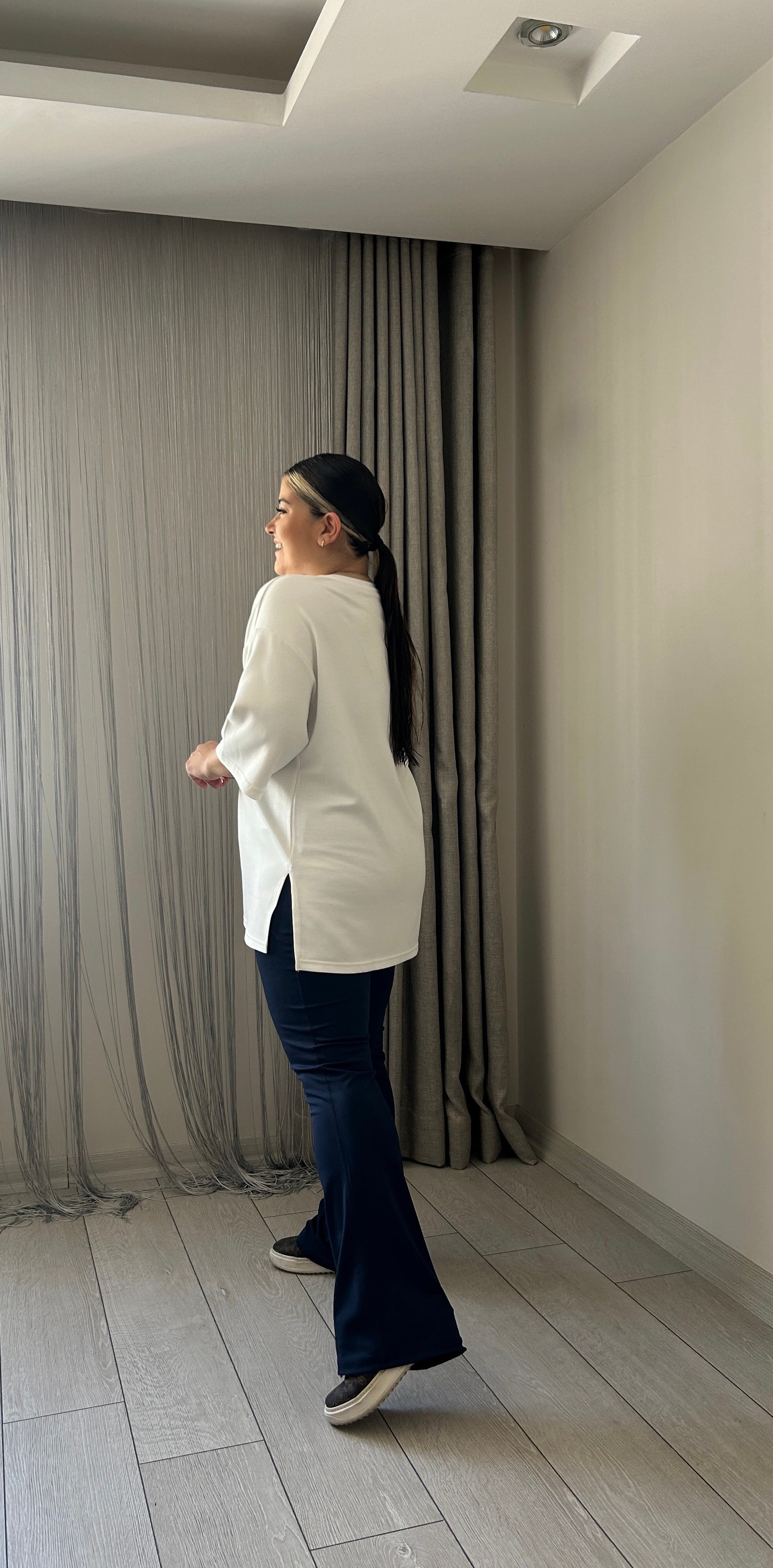 Beyaz Yırtmaçlı T-Shirt 