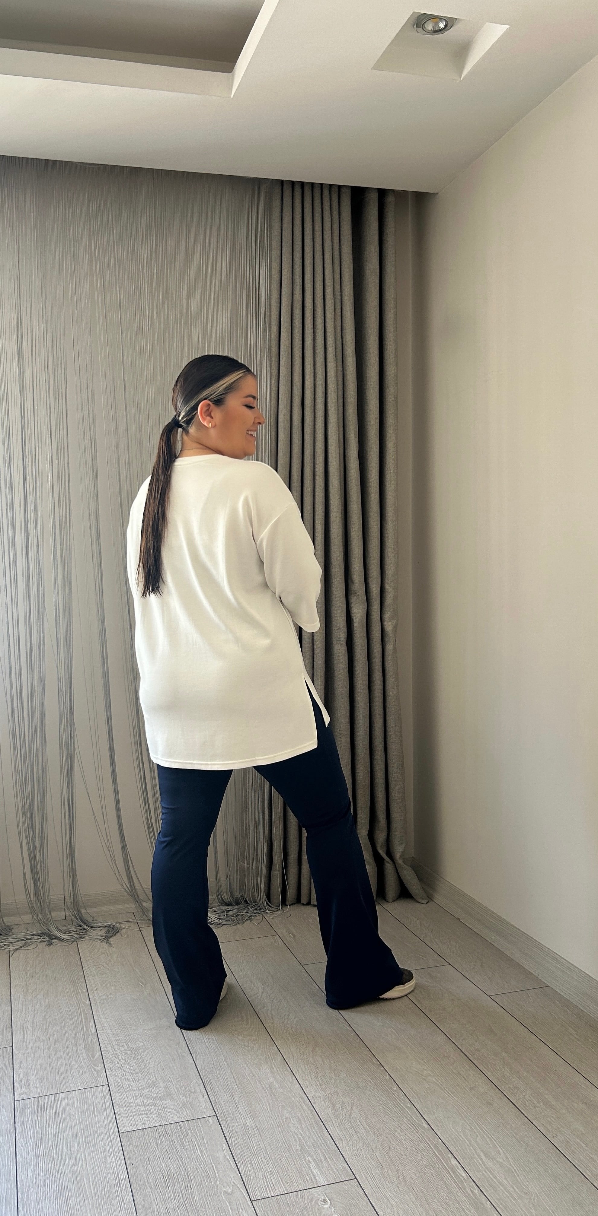 Beyaz Yırtmaçlı T-Shirt 