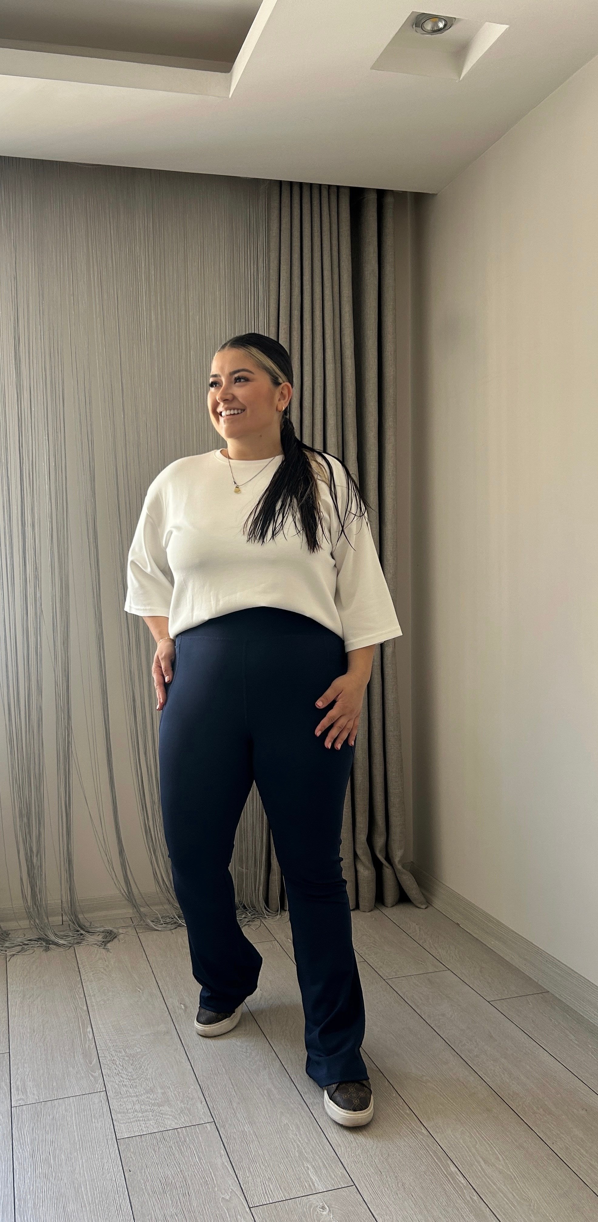 Beyaz Yırtmaçlı T-Shirt 