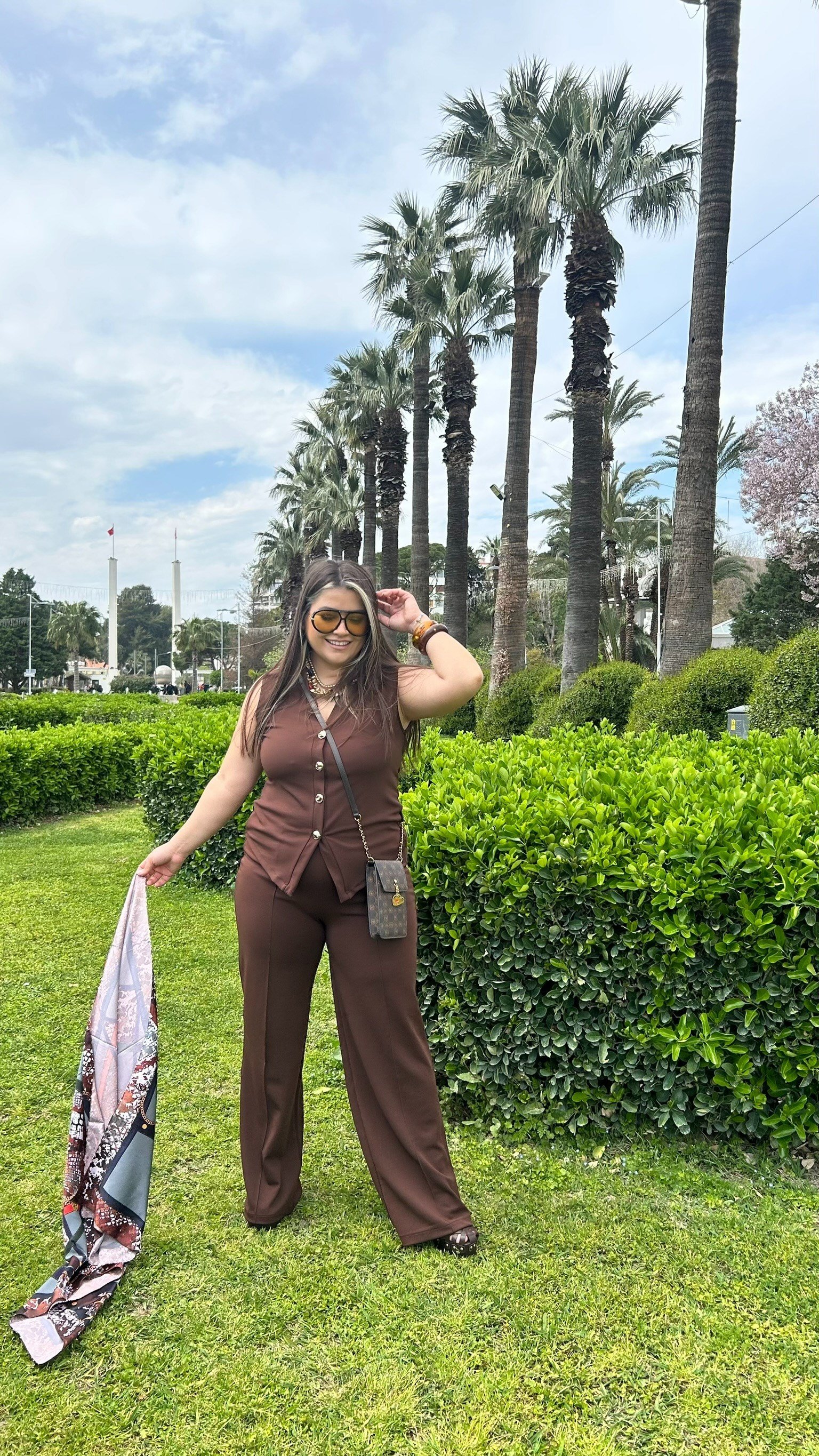 Gold Düğmeli Kahve Yelekli Takım