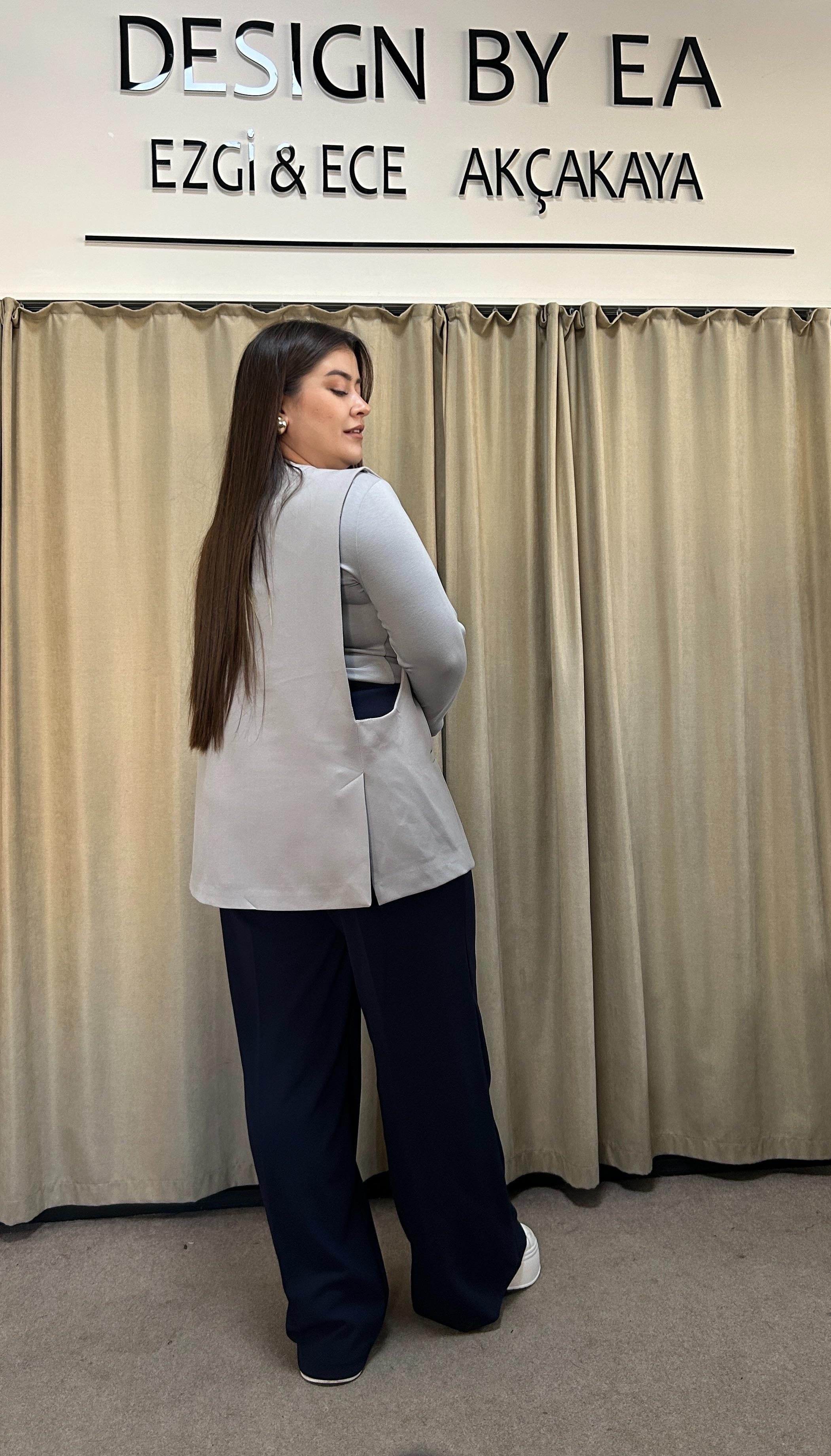 Gri Tek Düğme Detaylı Yelek 