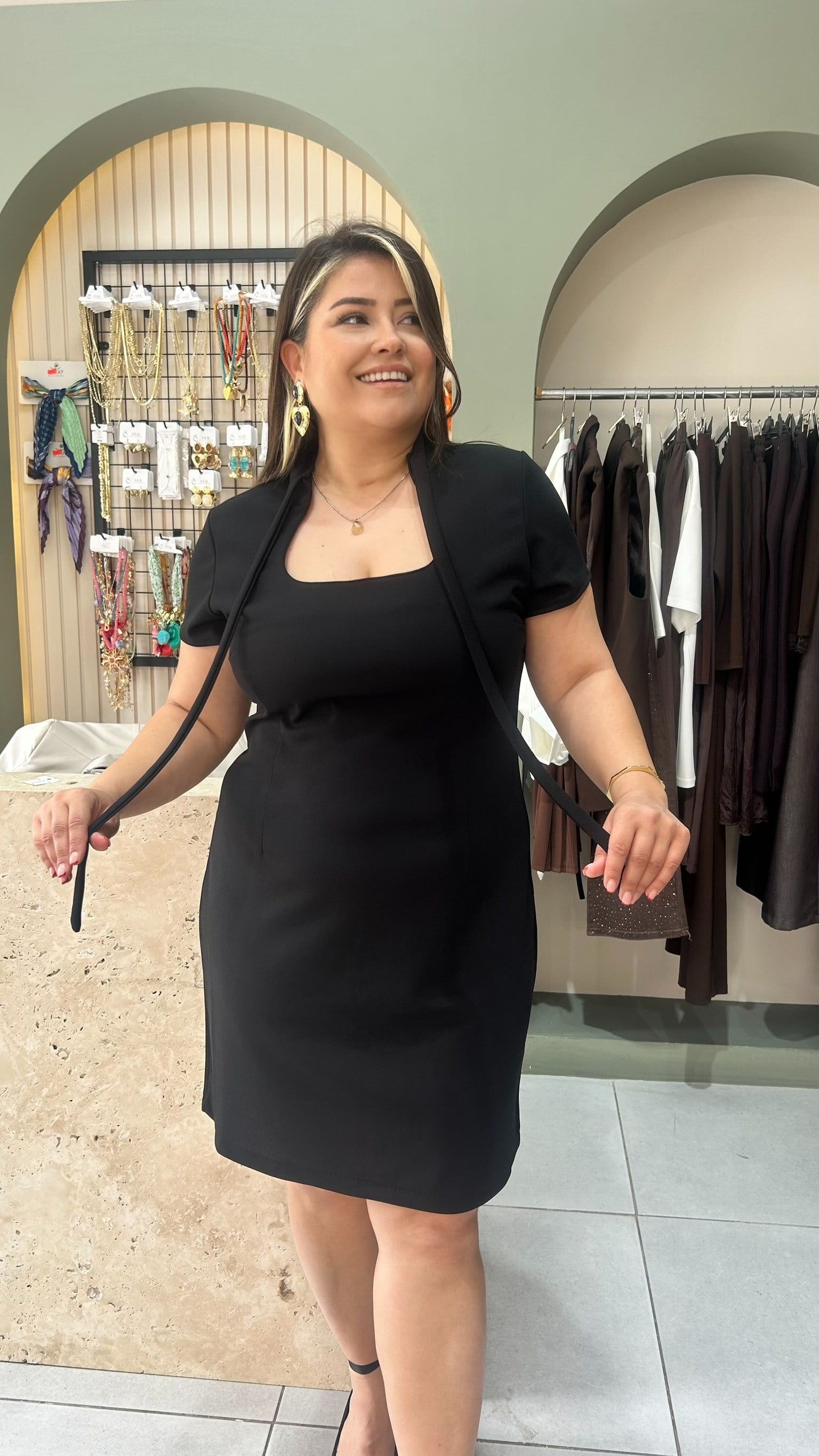 Siyah Bağlama Detaylı Elbise