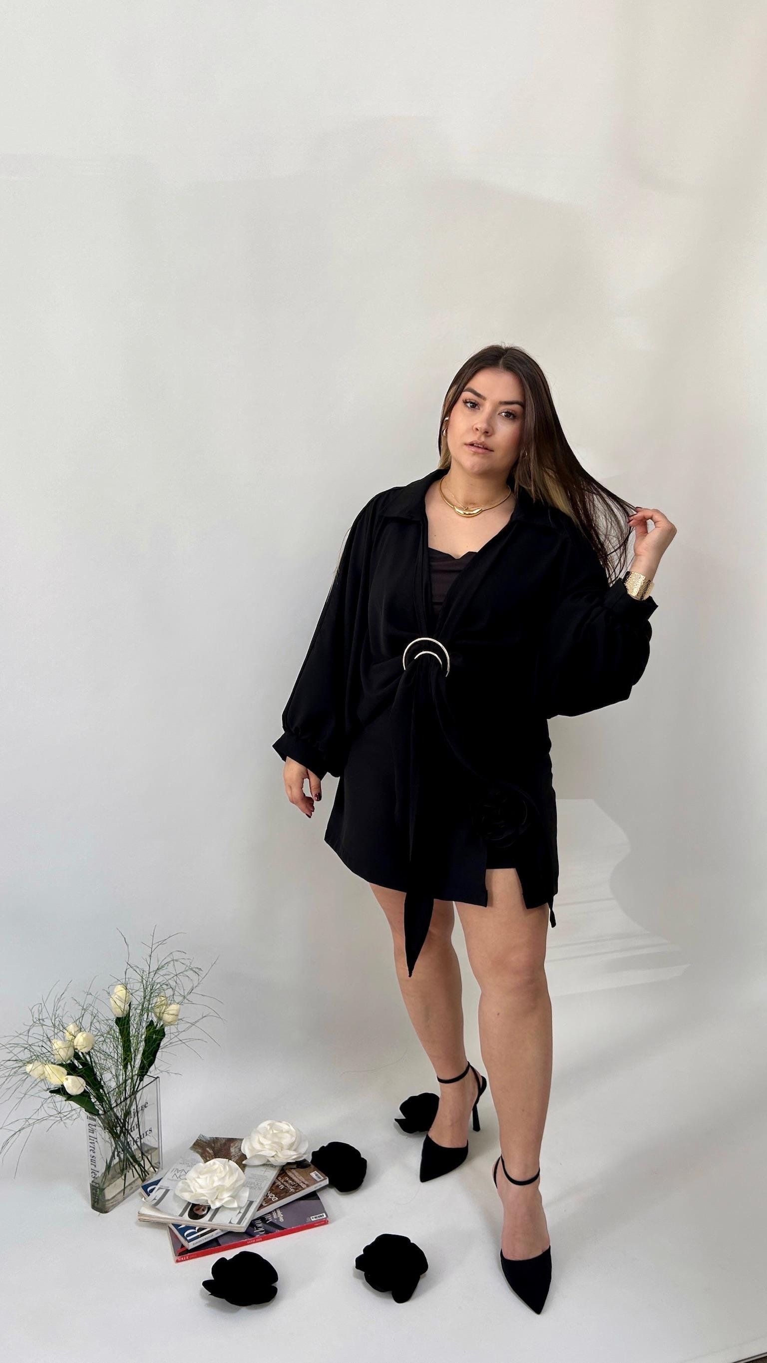 Siyah Gold Toka Detaylı Bluz 