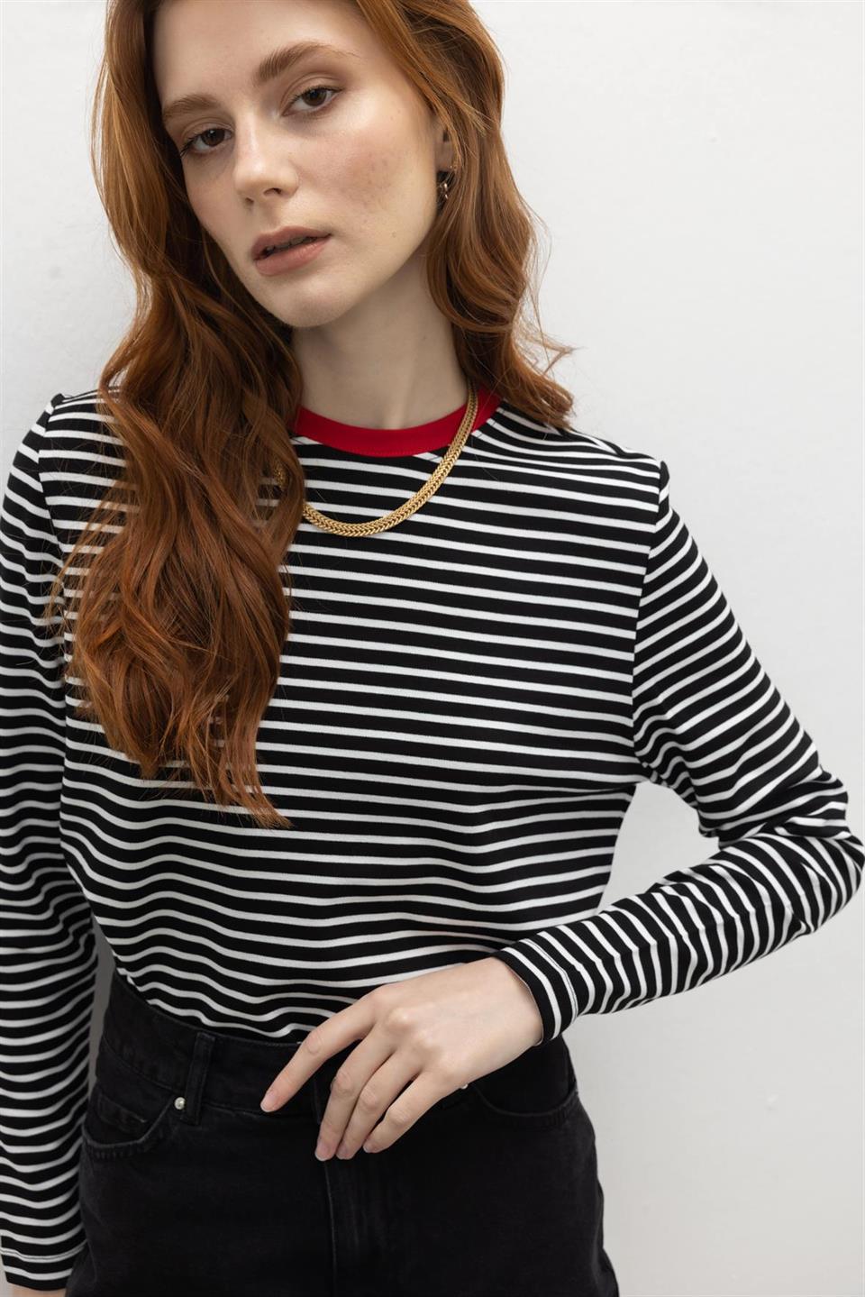 Çizgili Kırmızı Yaka Detaylı T-Shirt