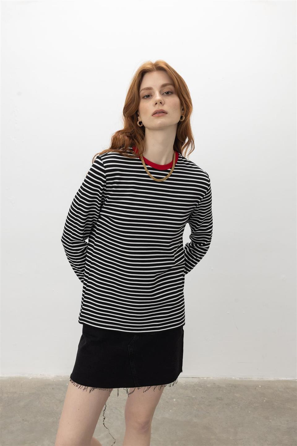 Çizgili Kırmızı Yaka Detaylı T-Shirt