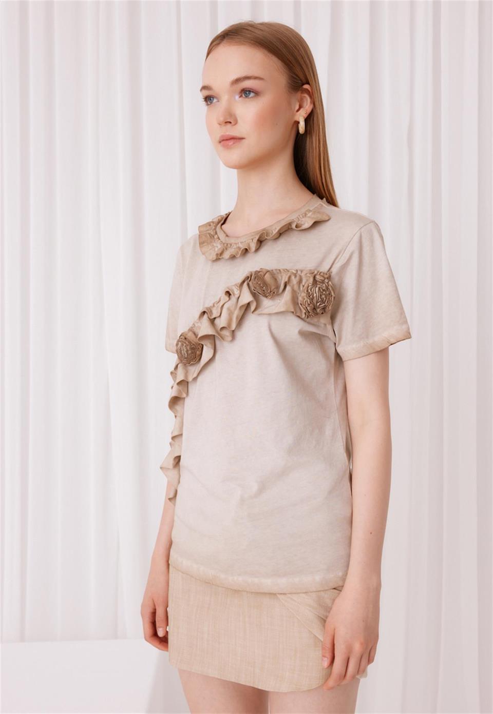 Kadın Bej Renk Gül Ve Yaka Detaylı Kısa Kollu Yarı Batik T-Shirt