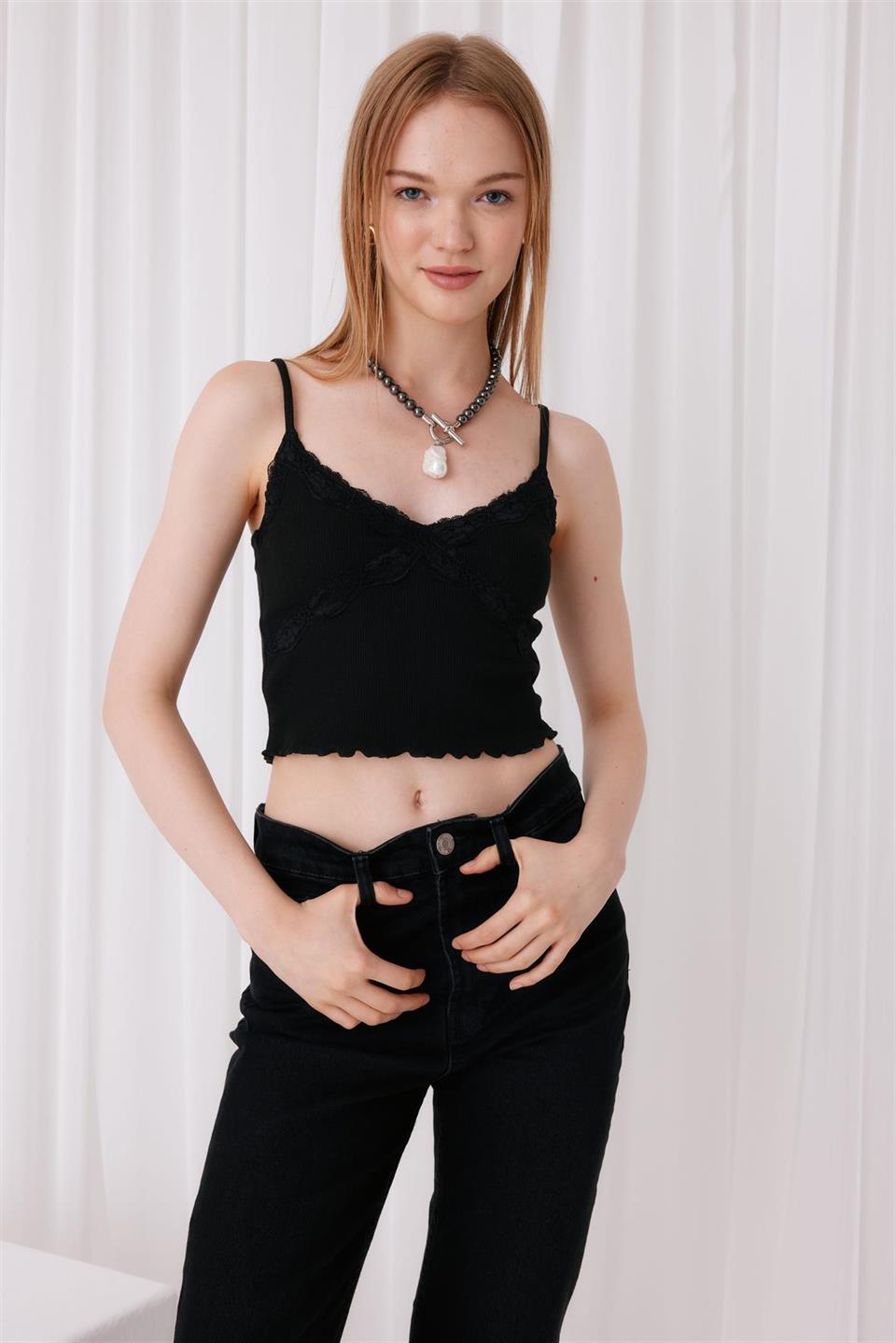 Kadın Dantel Detaylı Siyah Büstiyer Crop