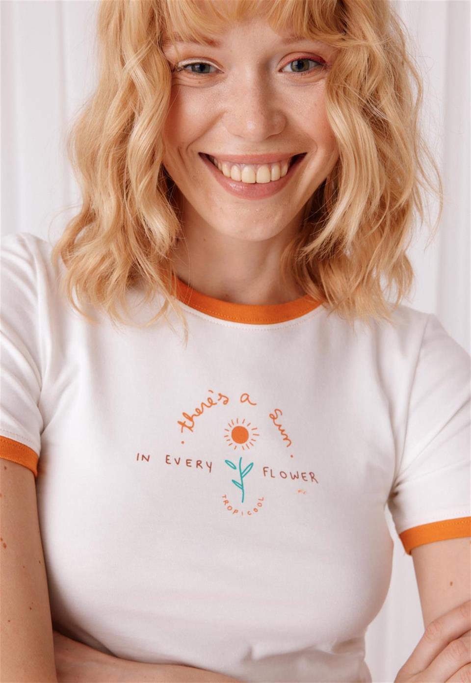 Kadın Ekru Renk In Every Flower Baskılı Crop T-Shirt