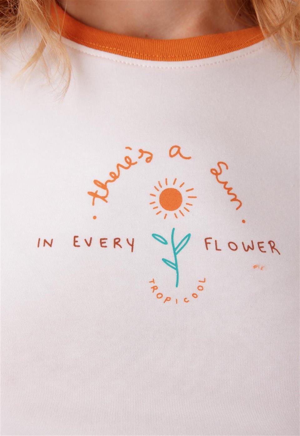 Kadın Ekru Renk In Every Flower Baskılı Crop T-Shirt