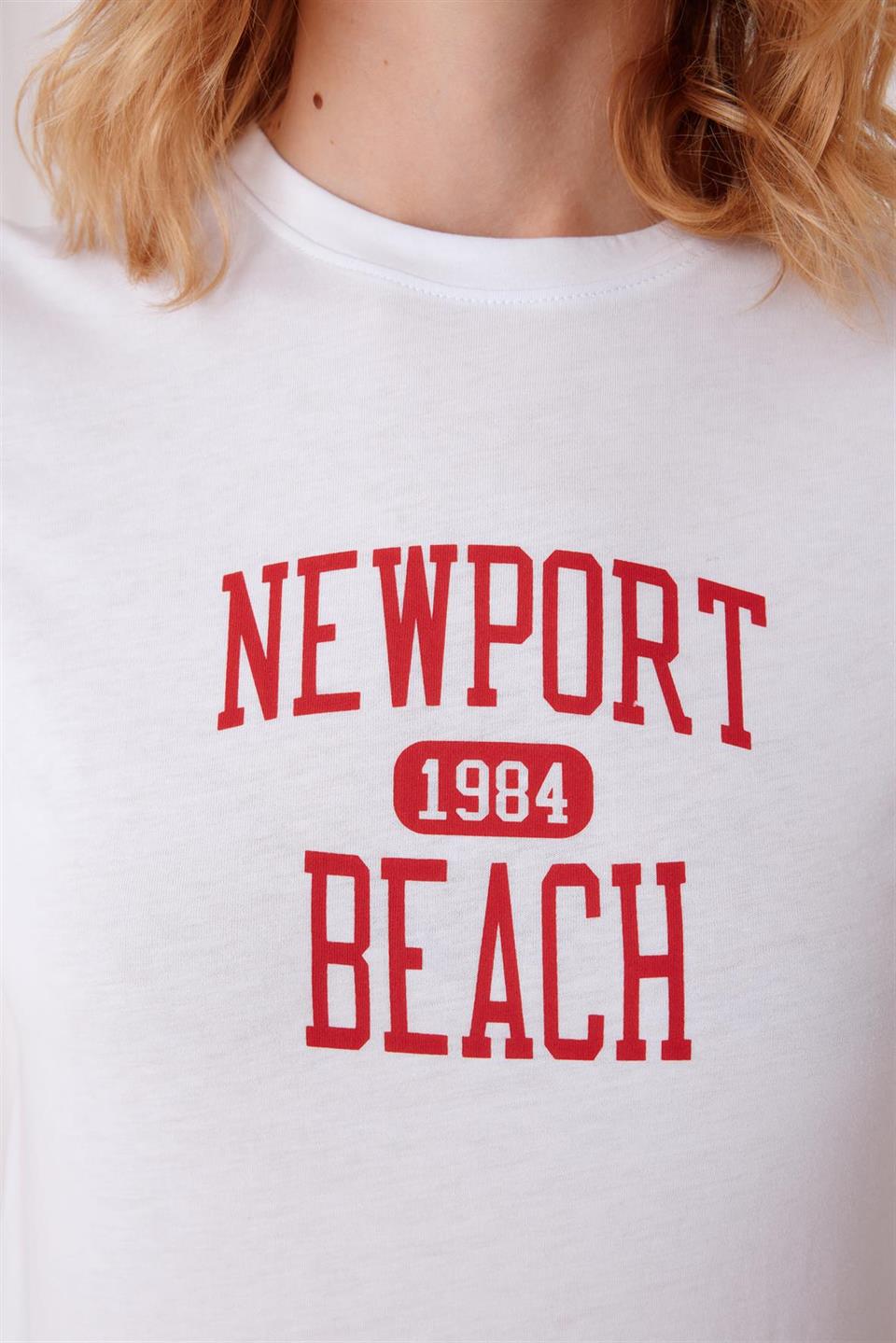 Kadın Kısa Kollu Newport Baskılı Kirli Beyaz T-Shirt