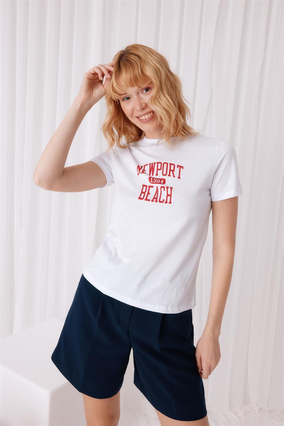 Kadın Kısa Kollu Newport Baskılı Kirli Beyaz T-Shirt
