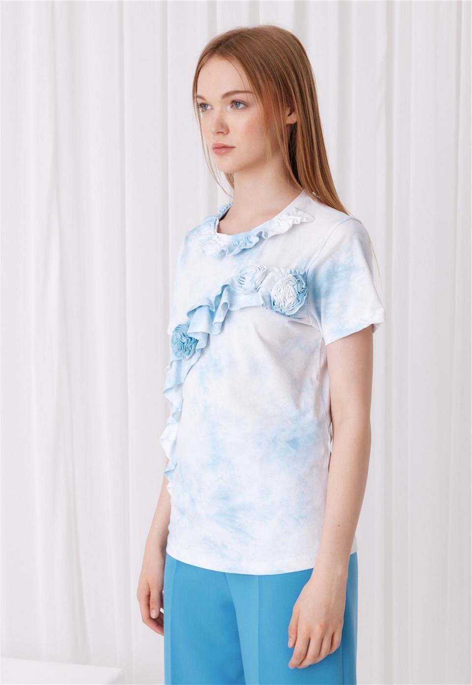 Kadın Mavi Renk Gül Ve Yaka Detaylı Kısa Kollu Yarı Batik T-Shirt