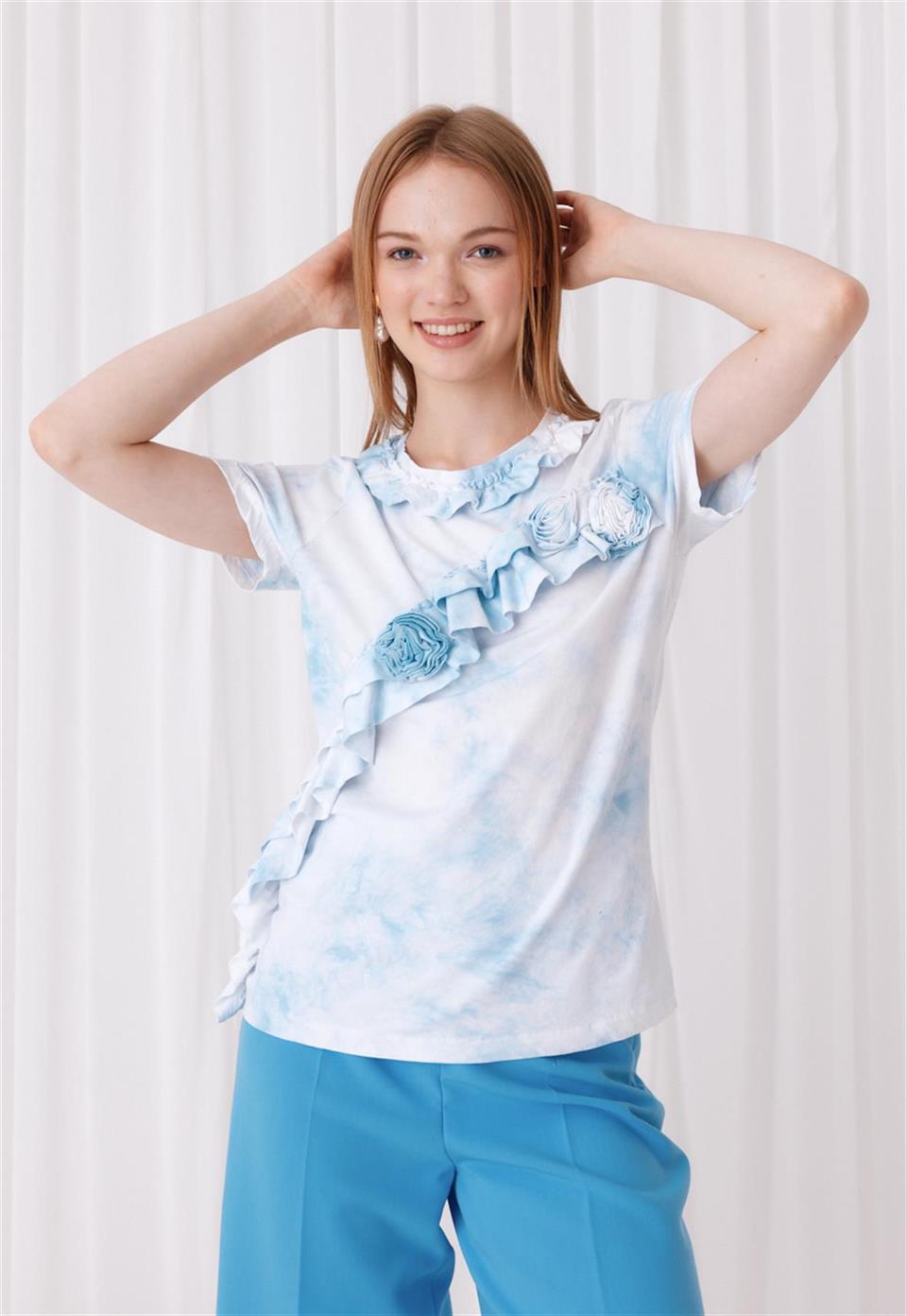 Kadın Mavi Renk Gül Ve Yaka Detaylı Kısa Kollu Yarı Batik T-Shirt